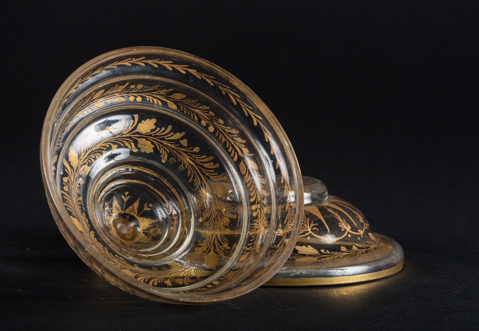 Arte Islamica An Ottoman clear glass covered bowl (sahan) with gilded floral decoration Turkey, 19t - Image 5 of 5