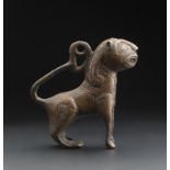 Arte Islamica A small silver inlaid bronze lion shaped figureKorasan, 12th century .