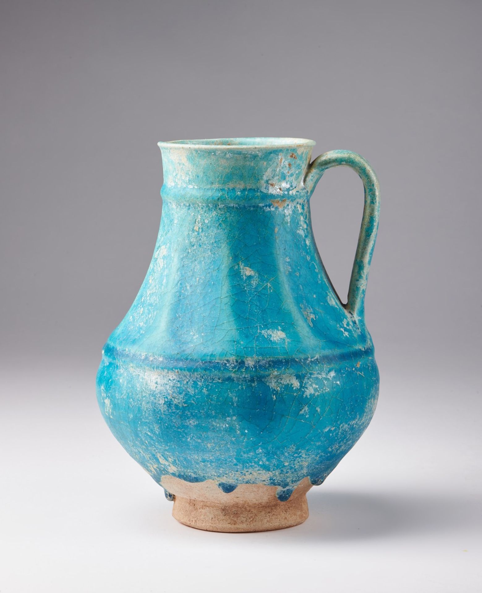 Arte Islamica A large Kashan turquoise glazed ewerIran, late 12th - early 13th century . - Bild 2 aus 3