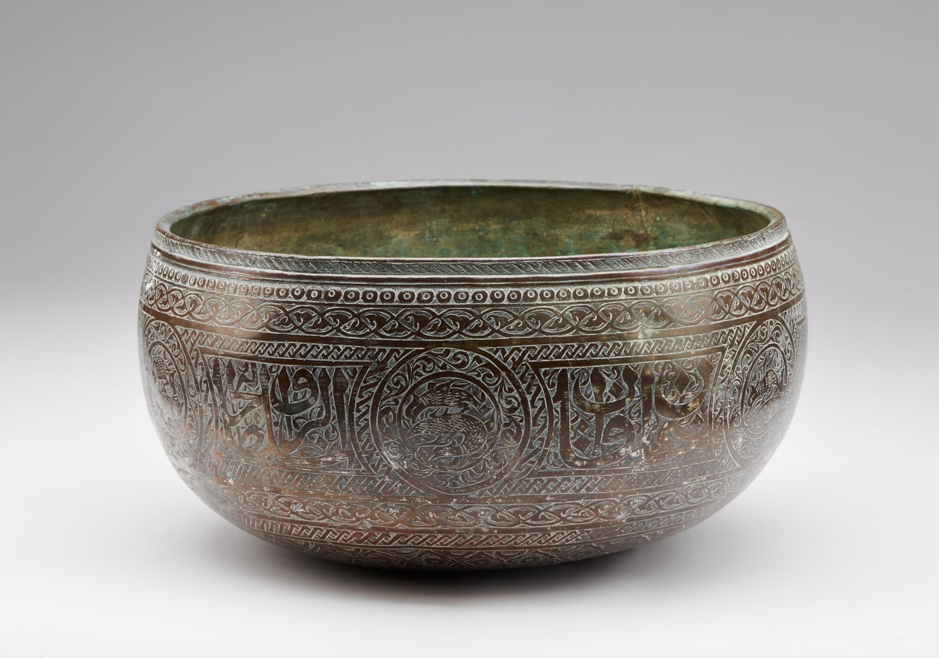 Arte Islamica A tinned copper bowl with inscriptions Iran, 18th - 19th century . - Bild 2 aus 5