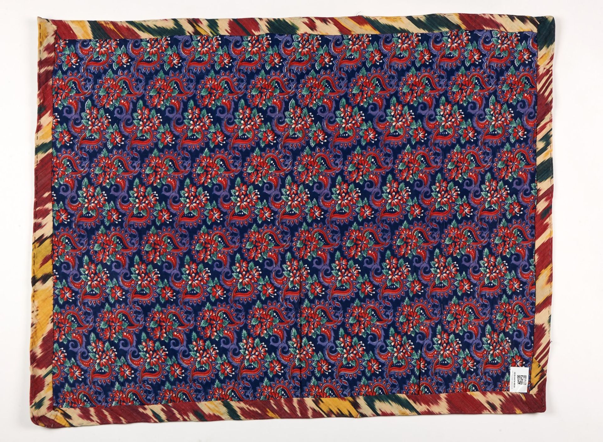 Arte Islamica A silk embroidered textile decorated with flowers Central Asia, Uzbekistan, 19th cent - Image 2 of 2