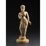 Arte Indiana An ivory figure depicting a lady on a pedistal India, 19th century .