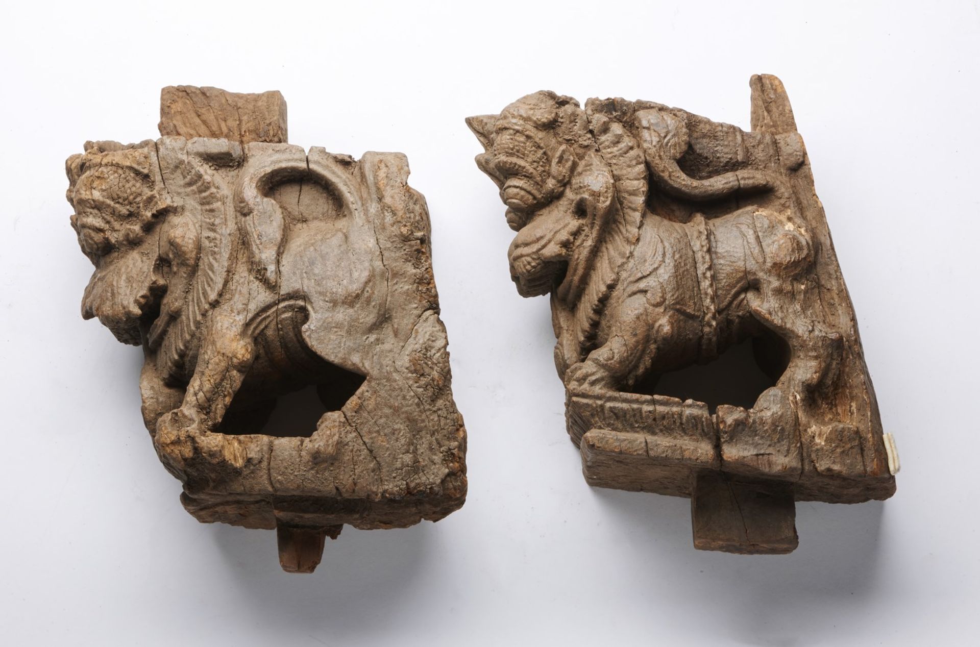 Arte Indiana A pair of carved wooden lion figuresSouthern India, possibly Karnataka, 18th century . - Bild 2 aus 4