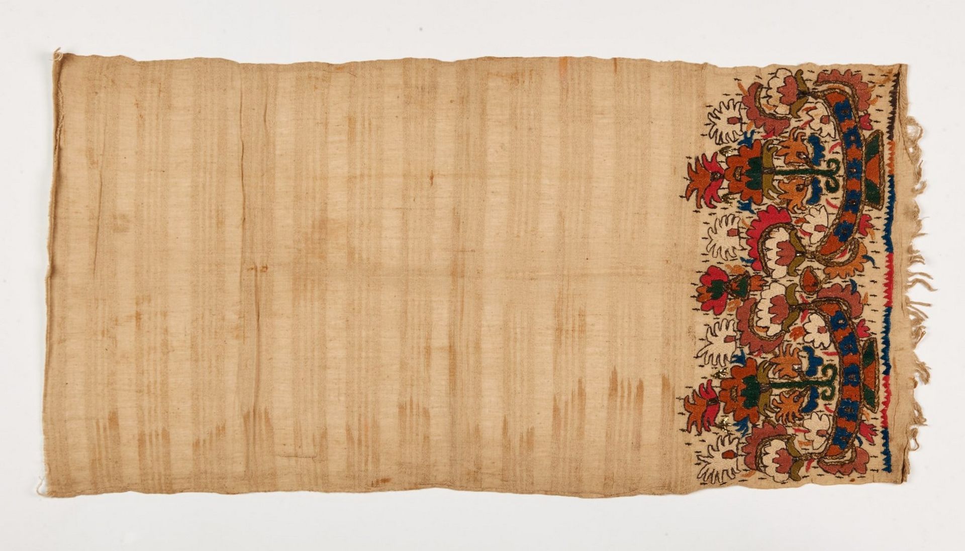 Arte Islamica A group of five Ottoman textiles embroidered with flowers and a dervish poetic inscri - Bild 20 aus 20