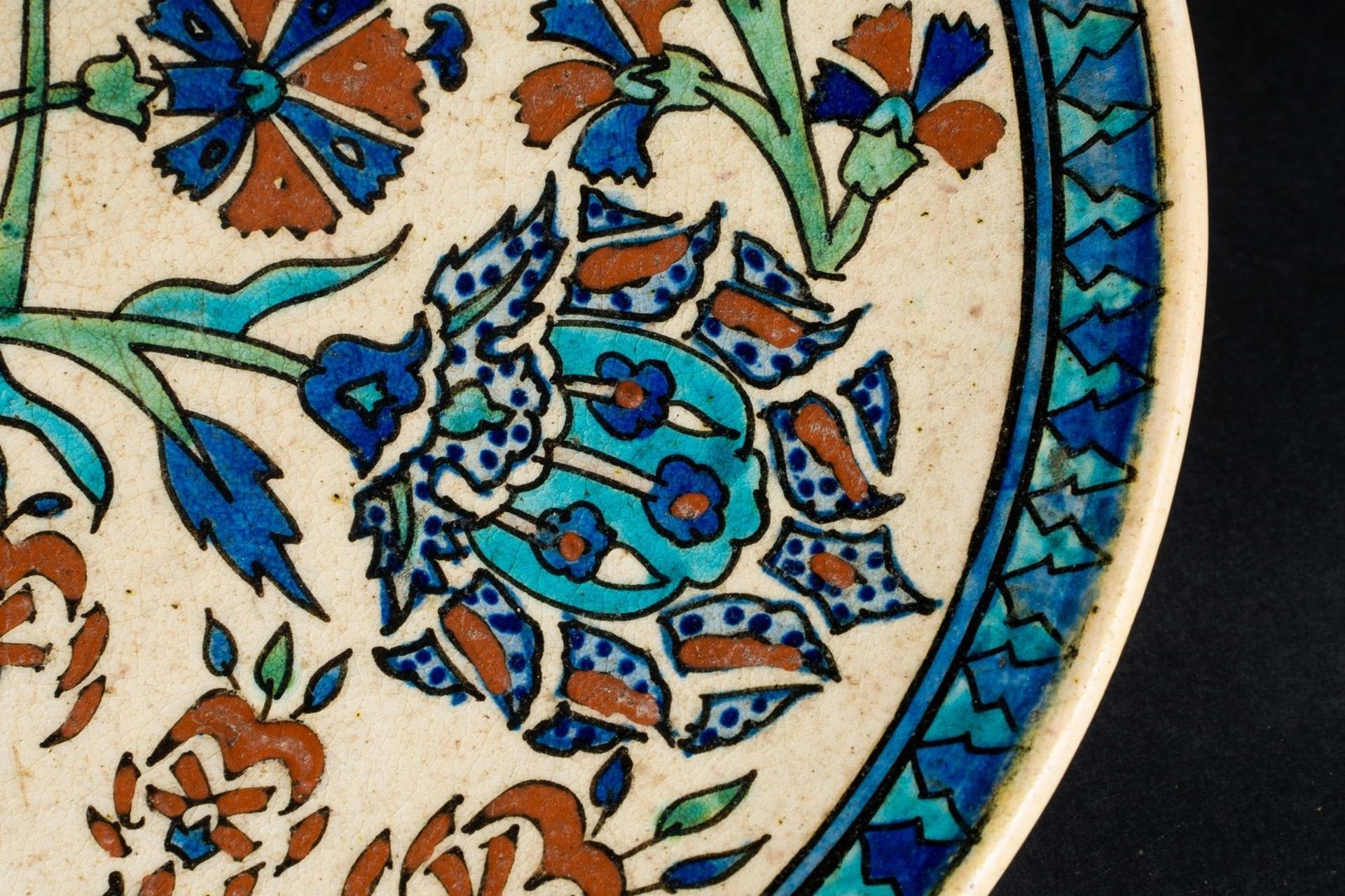 Arte Islamica A rimless pottery Iznik style dish Europe, possibly France, 19th century . - Bild 2 aus 3