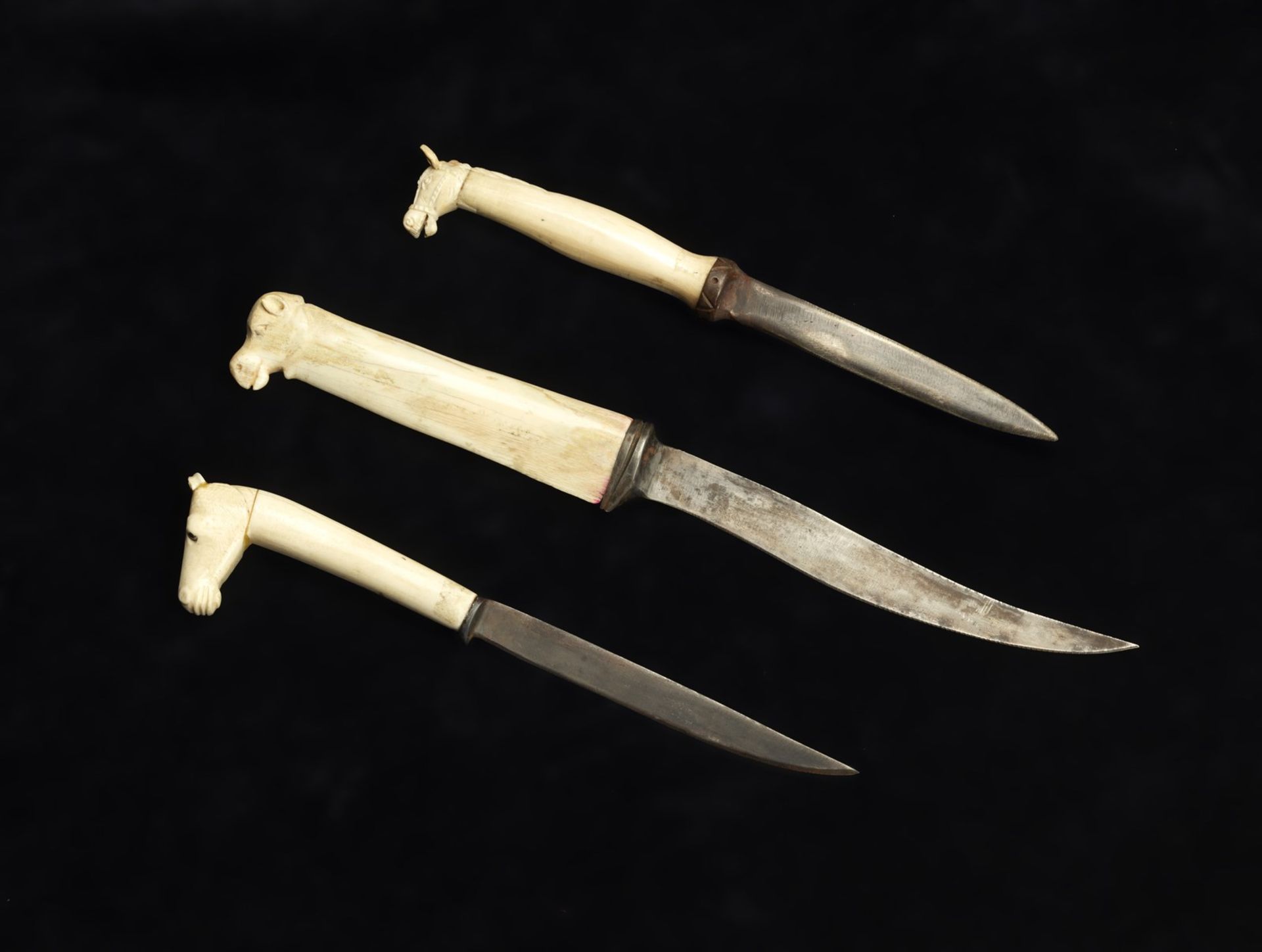 Arte Indiana A group of three fruit knives with Mughal style ivory zoomorphic handle Anglo-India, e - Bild 2 aus 3