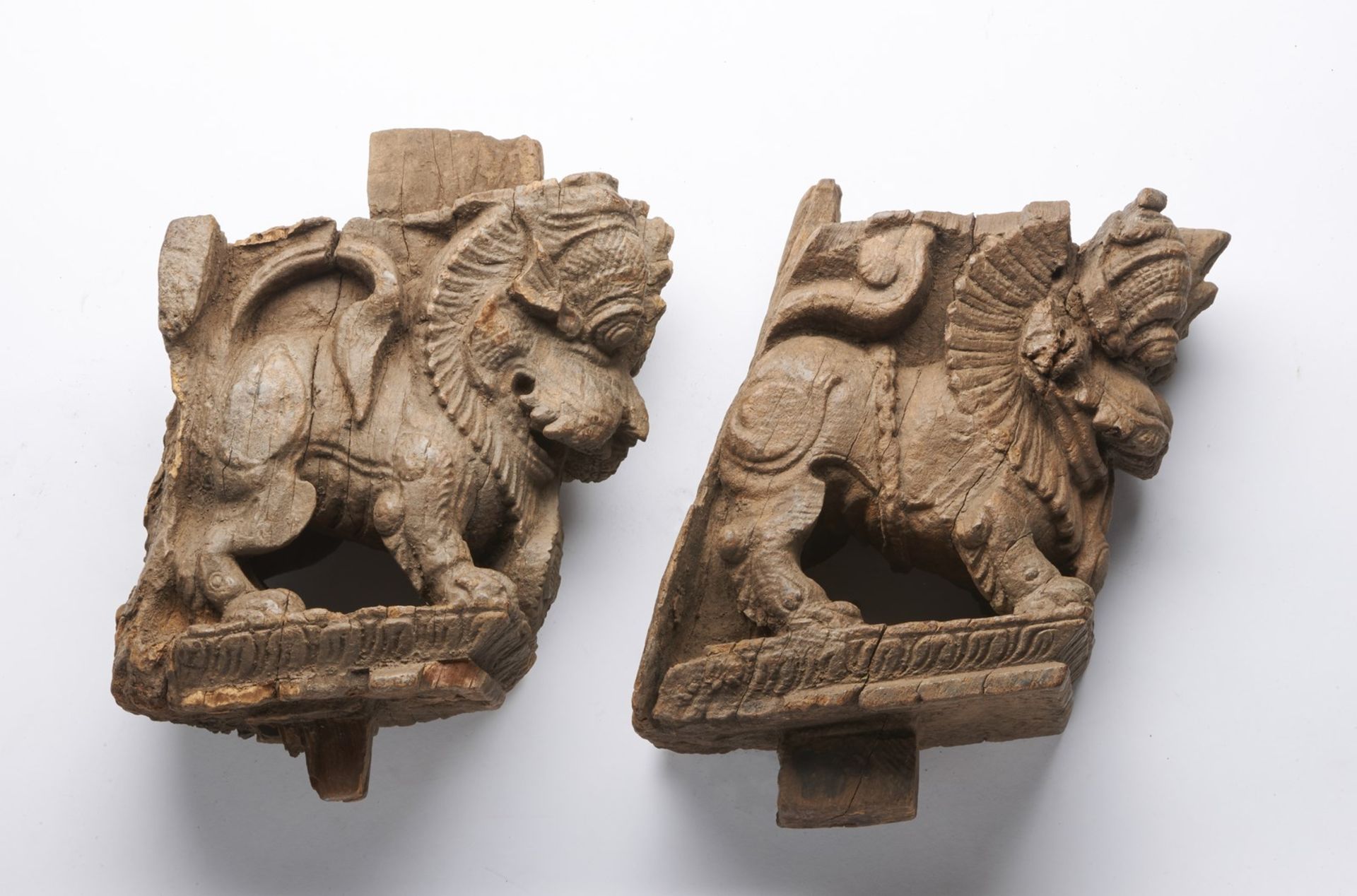 Arte Indiana A pair of carved wooden lion figuresSouthern India, possibly Karnataka, 18th century . - Bild 3 aus 4