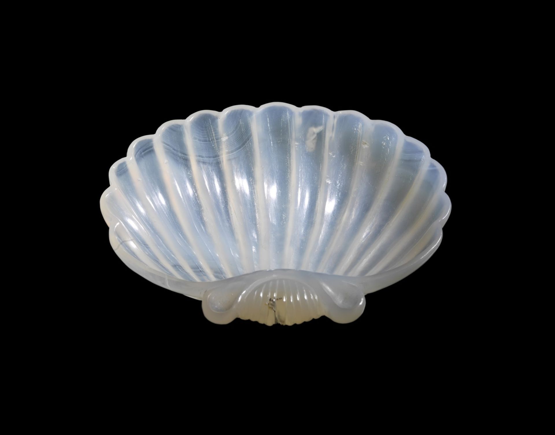 Arte Indiana A Mughal style white jade shell shaped saucerIndia, 20th century . - Image 4 of 4