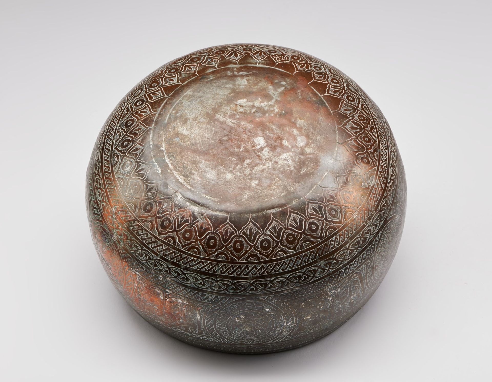 Arte Islamica A tinned copper bowl with inscriptions Iran, 18th - 19th century . - Bild 5 aus 5