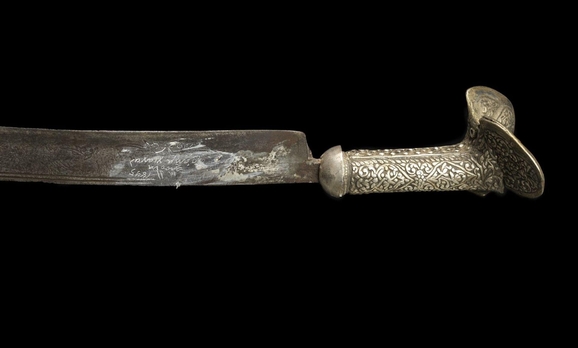 Arte Islamica An Ottoman silver embossed Yataghan sword with decorated blade Caucasus or Turkey (?) - Bild 5 aus 5