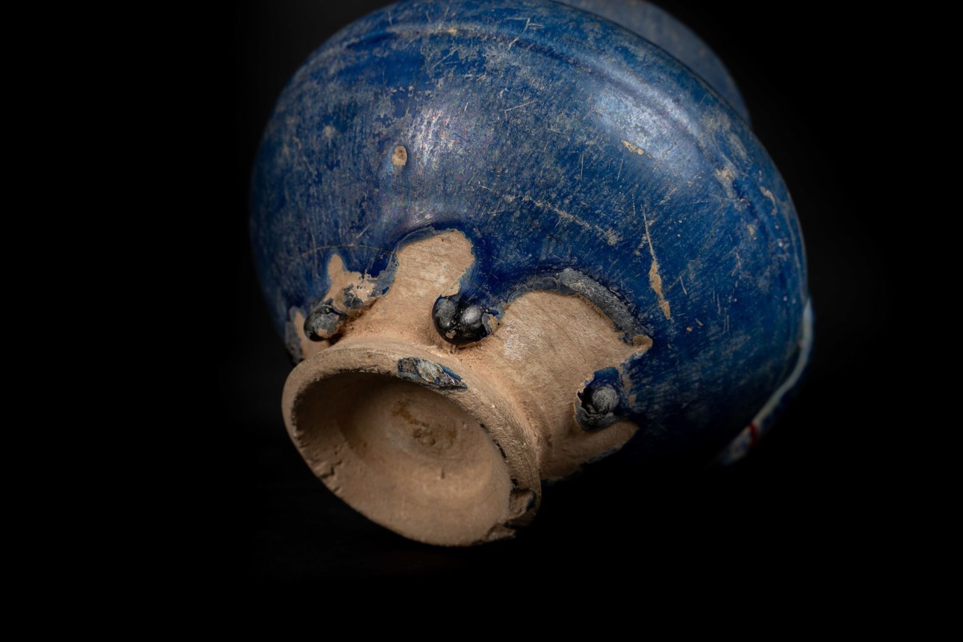 Arte Islamica A blue glazed pottery jug Iran, 13th century . - Bild 2 aus 3