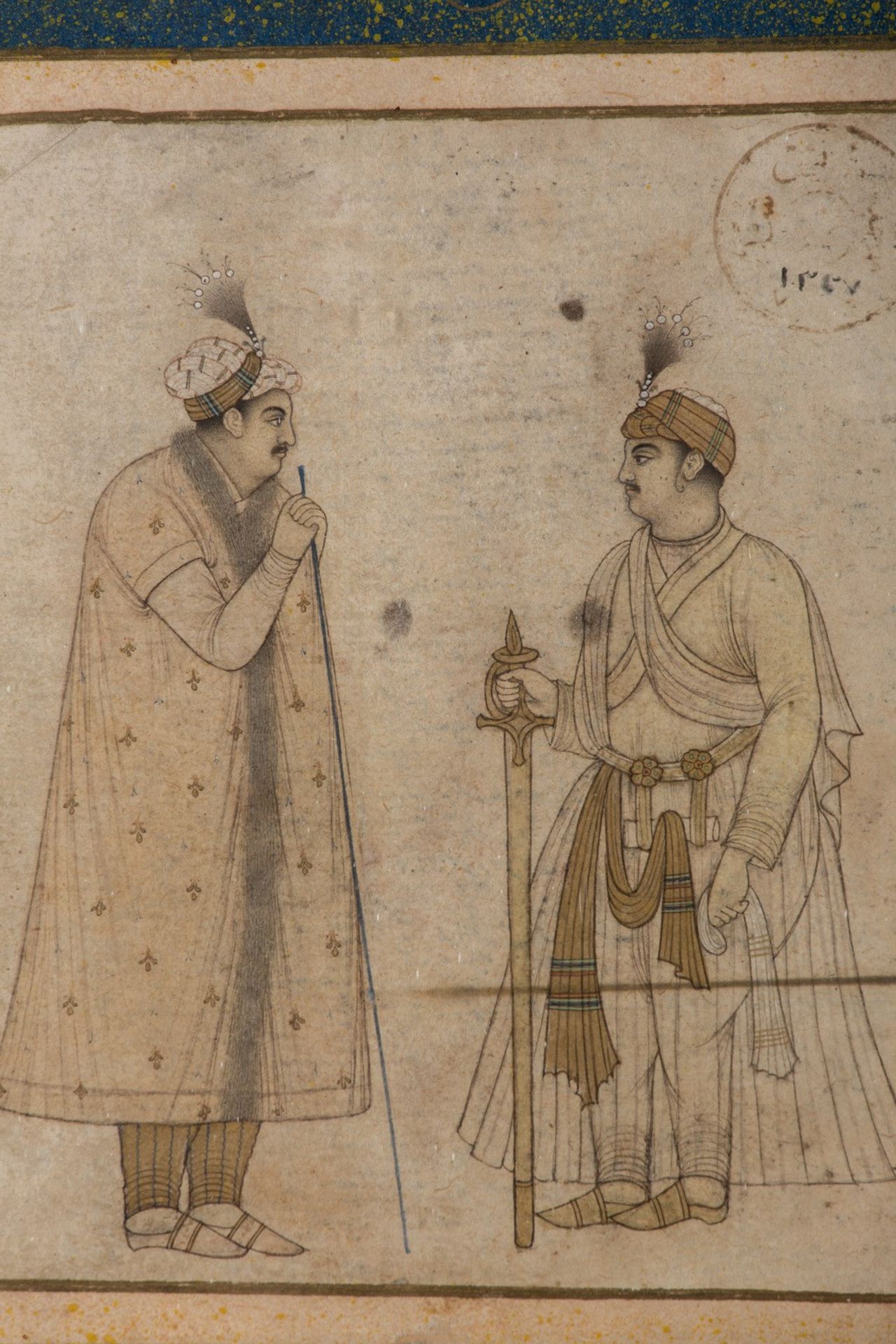 Arte Indiana A miniature depicting two noblemenIndia, 19th century Ink, colors and gold on paper in - Bild 2 aus 3