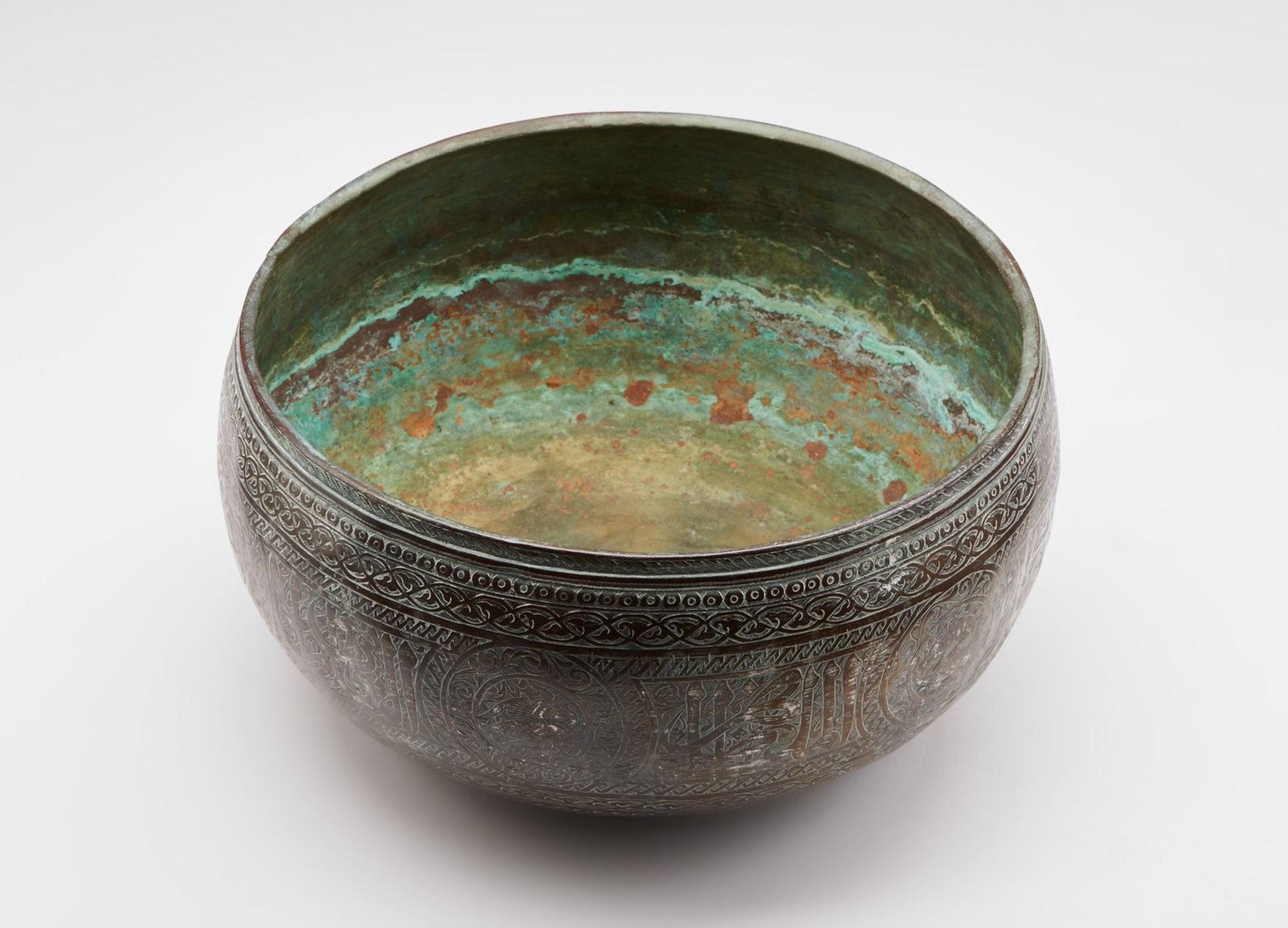 Arte Islamica A tinned copper bowl with inscriptions Iran, 18th - 19th century . - Bild 4 aus 5