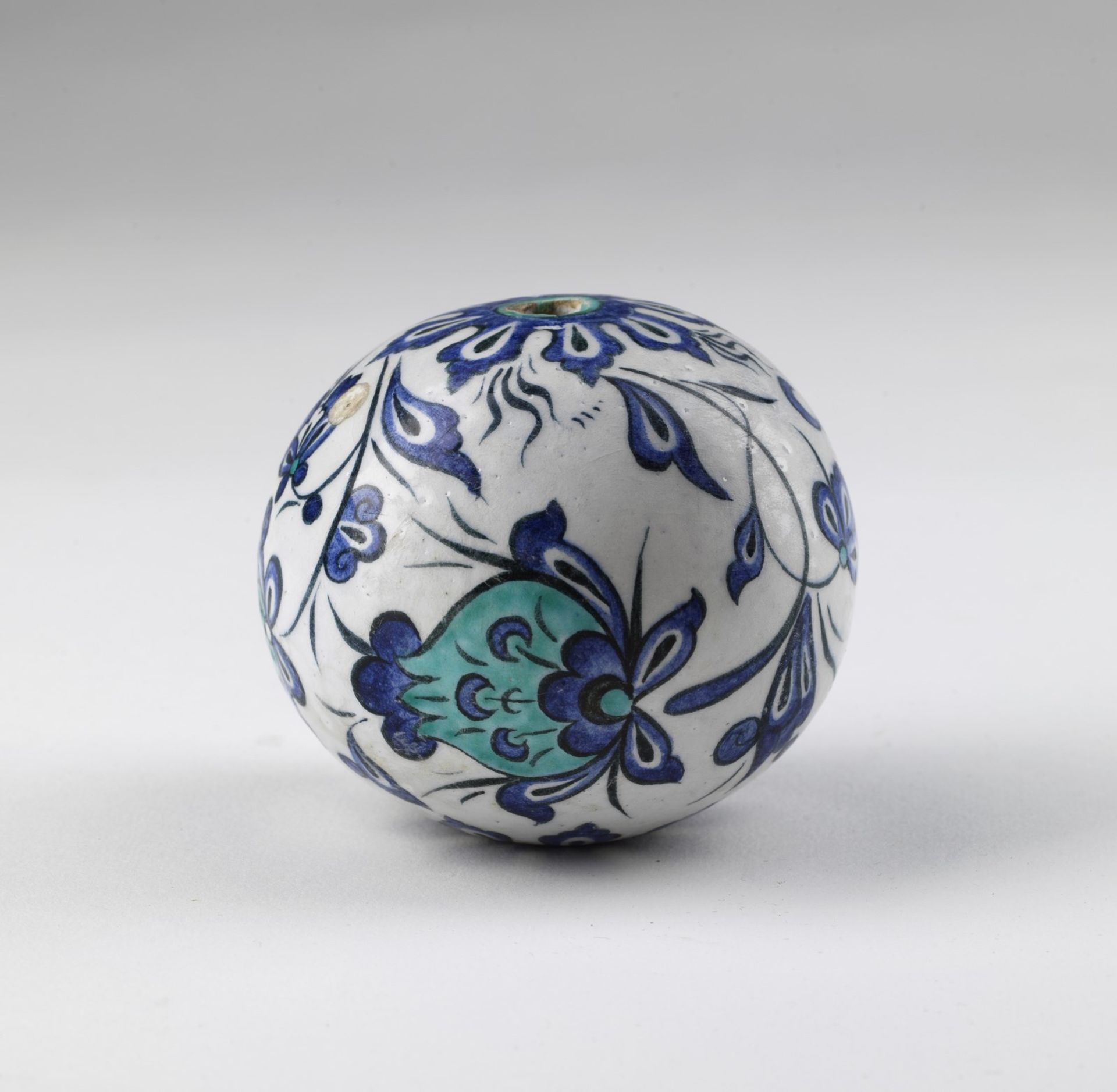 Arte Islamica An Iznik or later egg shaped pottery hanging ornament Ottoman Turkey, first half 16th