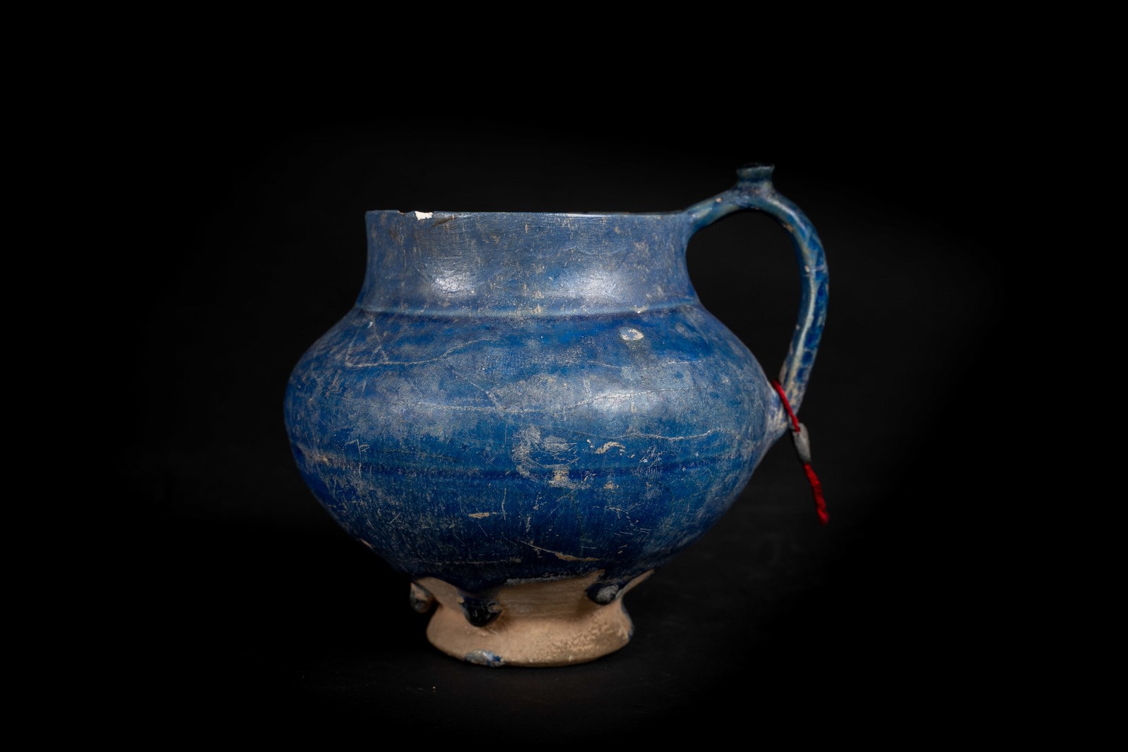 Arte Islamica A blue glazed pottery jug Iran, 13th century .