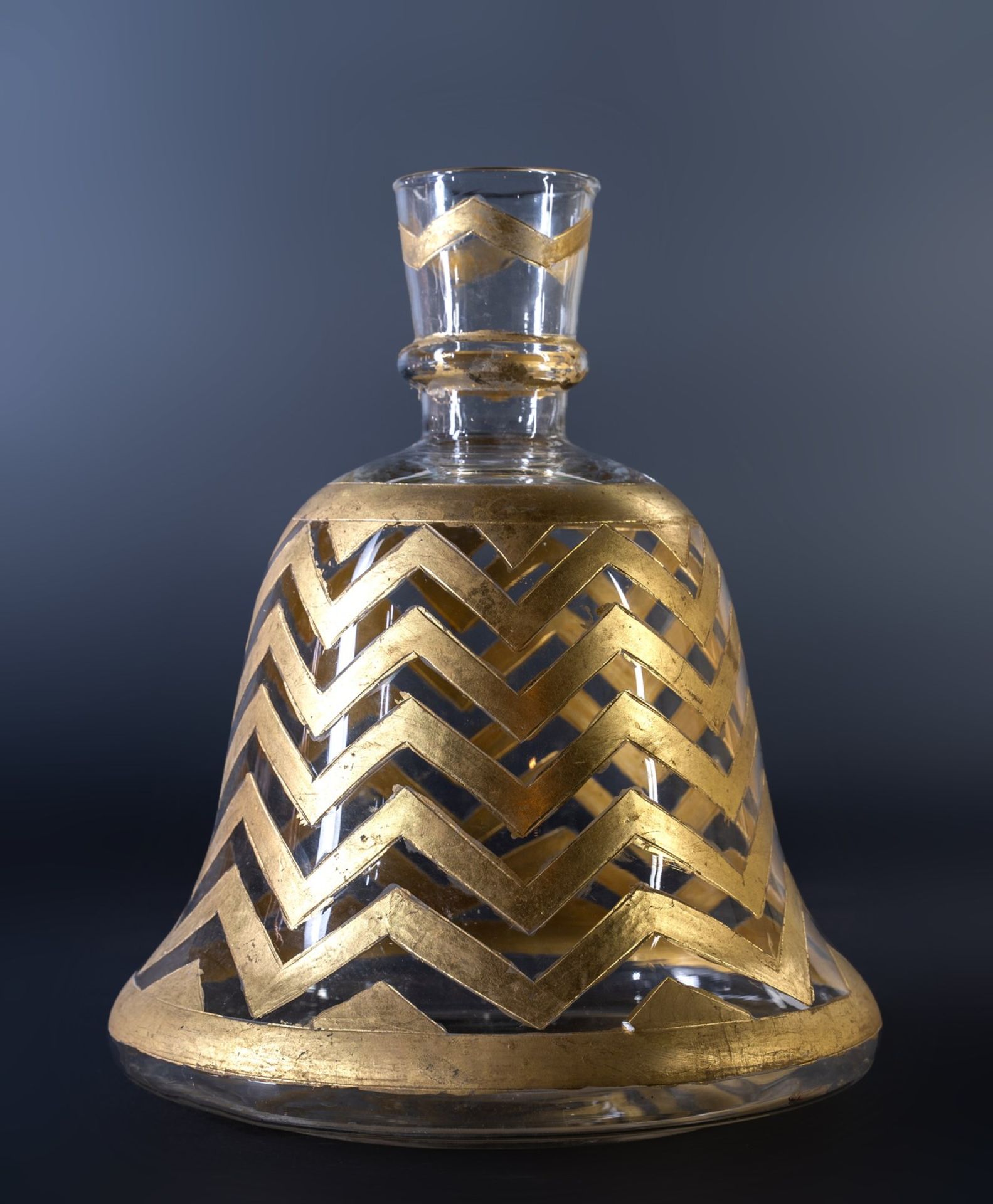 Arte Indiana A Mughal bell shaped glass huqqa base decorated with gilded chevrons India, 19th centu - Image 3 of 7