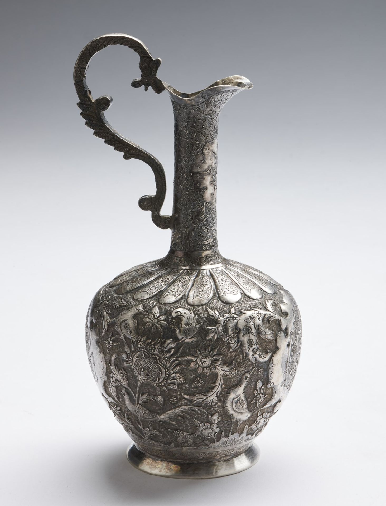 Arte Islamica A small silver jug decorated with birds and flowers Persia, 19th century . - Bild 2 aus 5