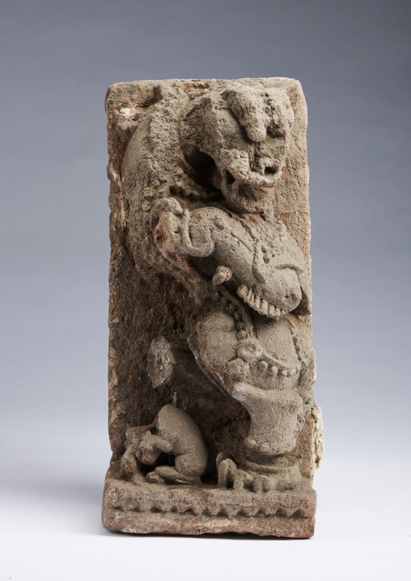 Arte Indiana A stone sculpture fragment depicting a rampant lionIndia, Orissa, Ganga dynasty, 15th - Bild 2 aus 5