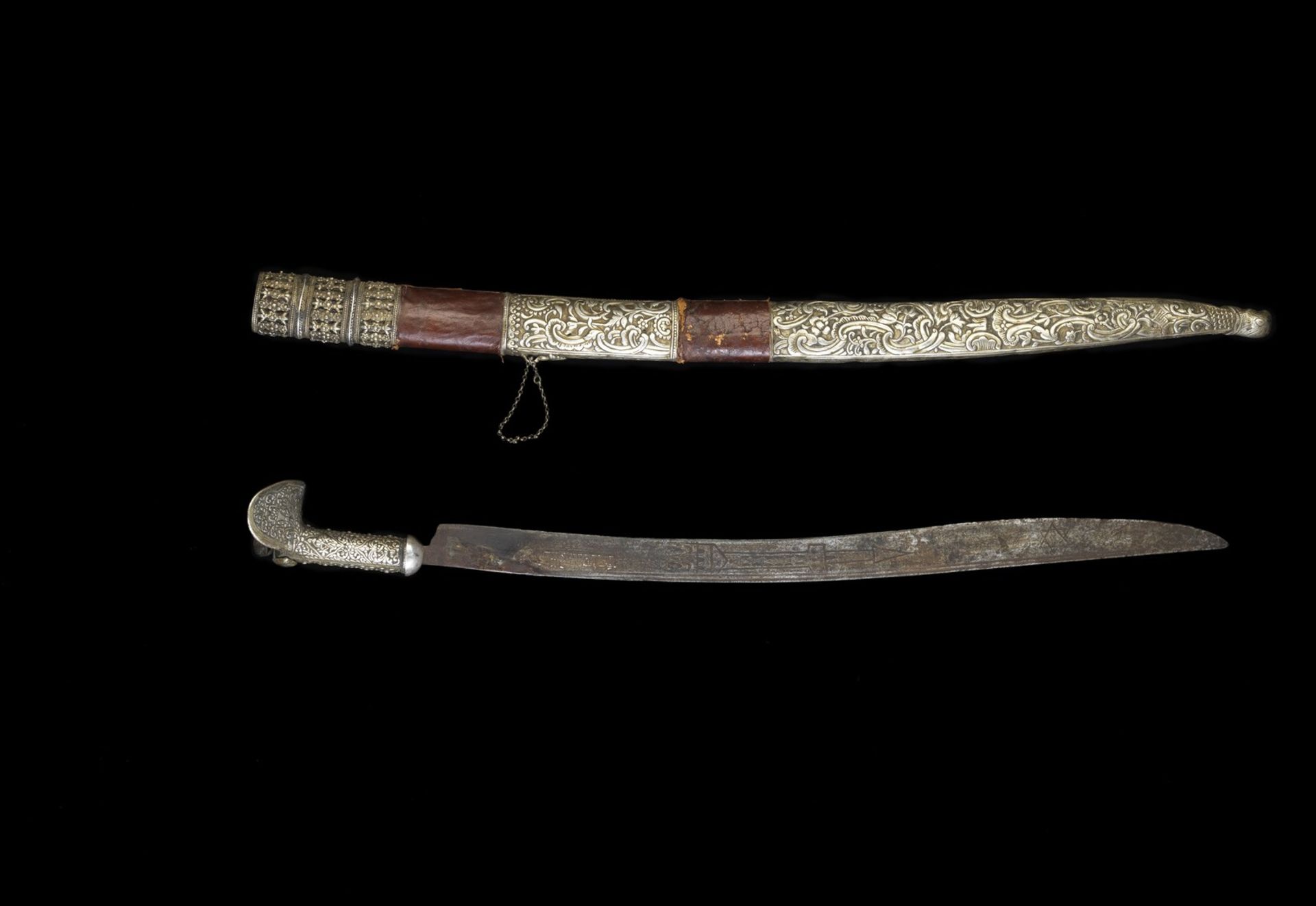 Arte Islamica An Ottoman silver embossed Yataghan sword with decorated blade Caucasus or Turkey (?) - Bild 3 aus 5