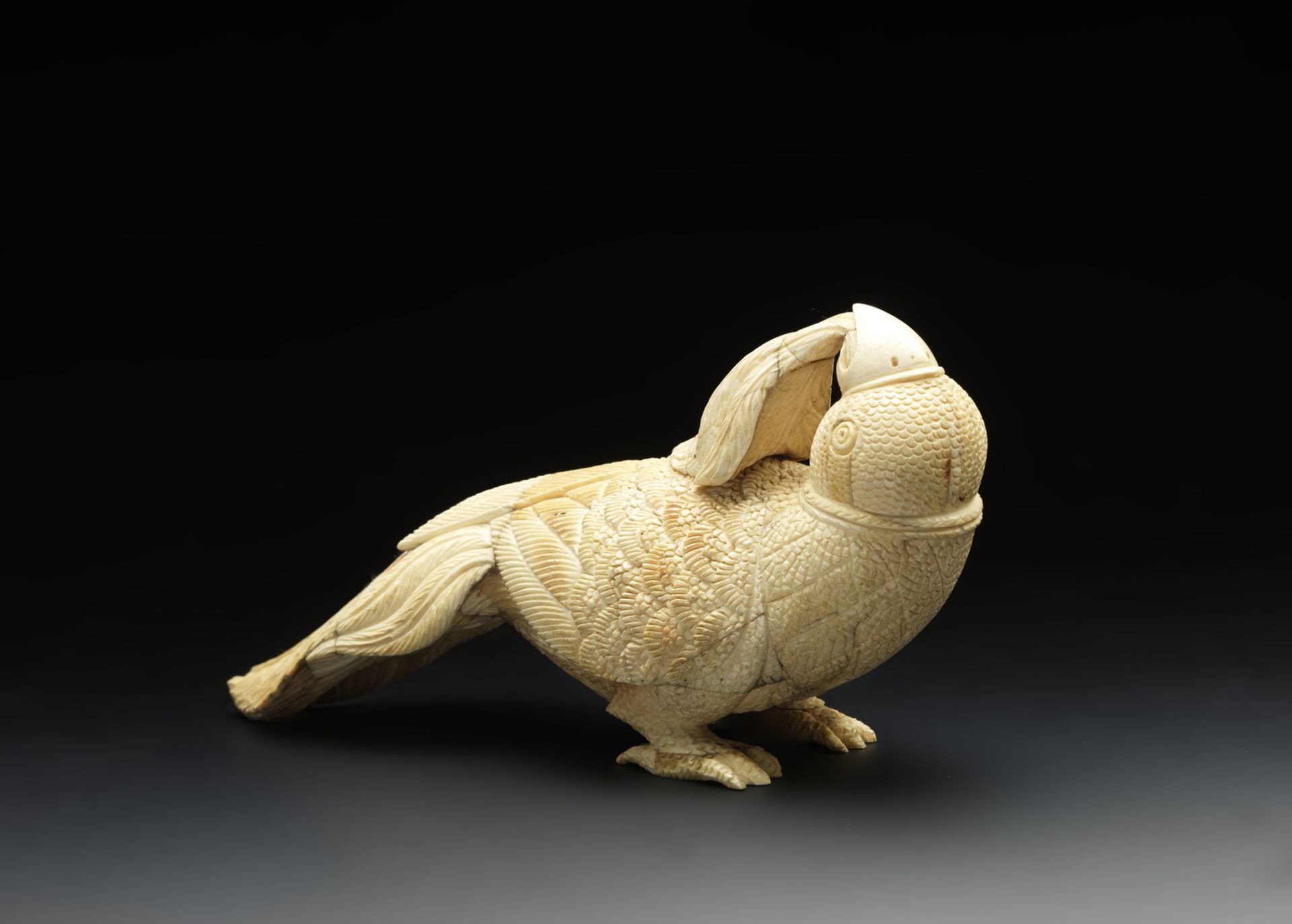 Arte Indiana A large peacock shaped ivory carving North-Eastern India, Bengal, late 19th-early 20th - Image 2 of 4