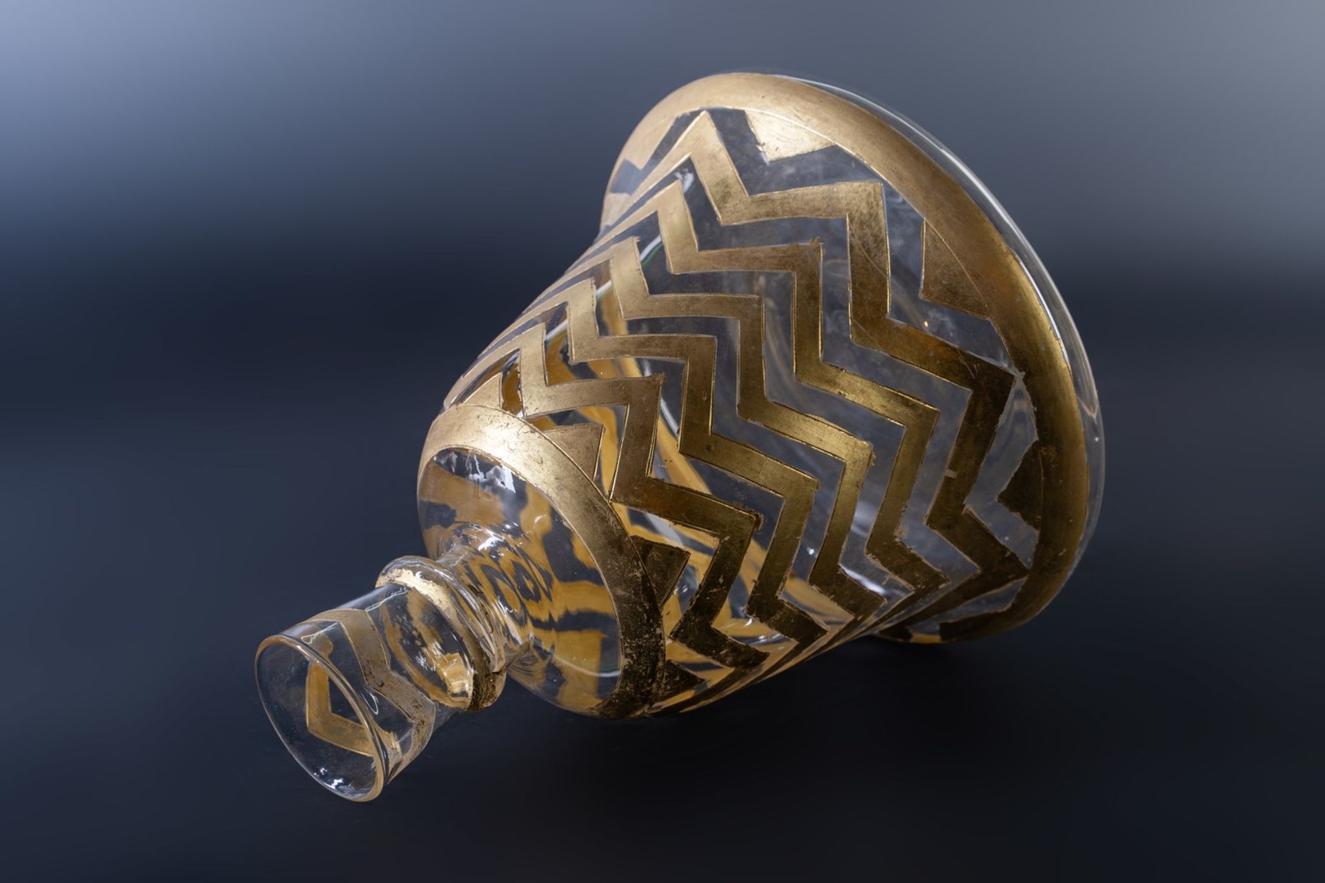 Arte Indiana A Mughal bell shaped glass huqqa base decorated with gilded chevrons India, 19th centu - Image 7 of 7