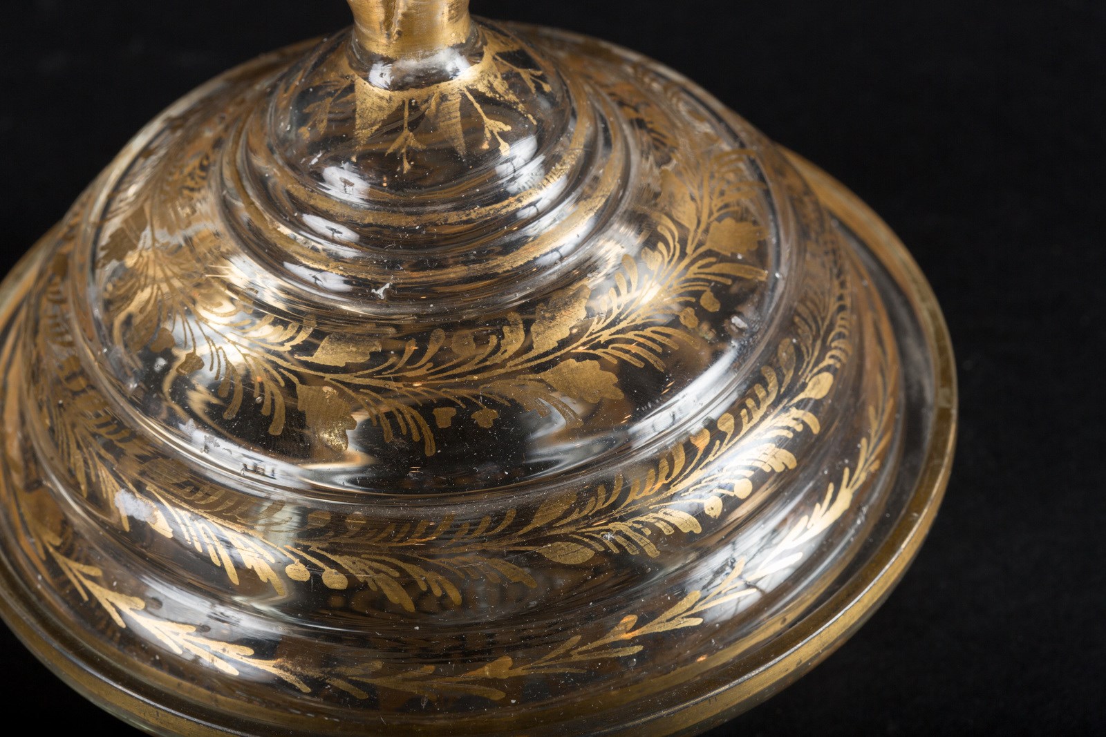 Arte Islamica An Ottoman clear glass covered bowl (sahan) with gilded floral decoration Turkey, 19t - Image 3 of 5