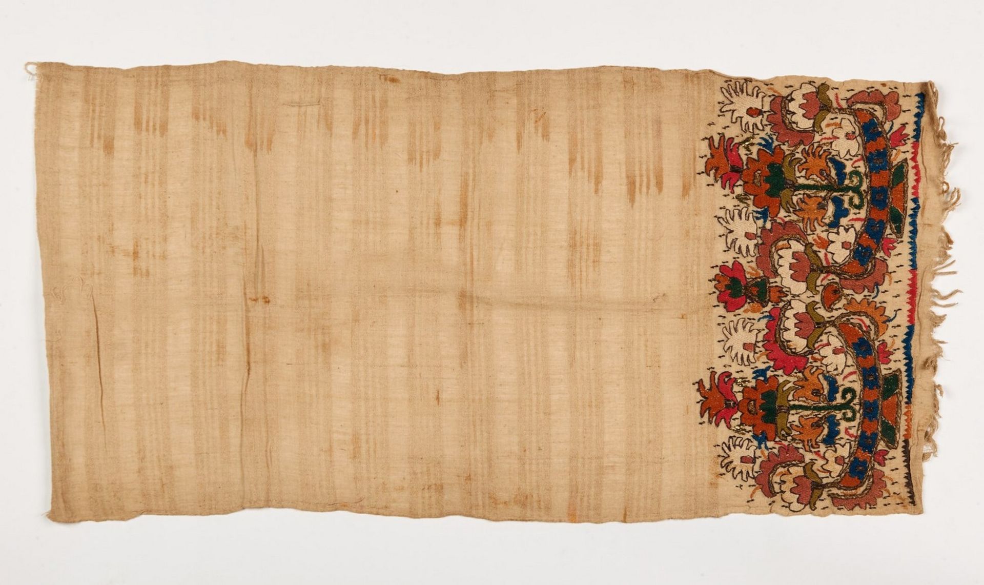 Arte Islamica A group of five Ottoman textiles embroidered with flowers and a dervish poetic inscri - Bild 2 aus 20
