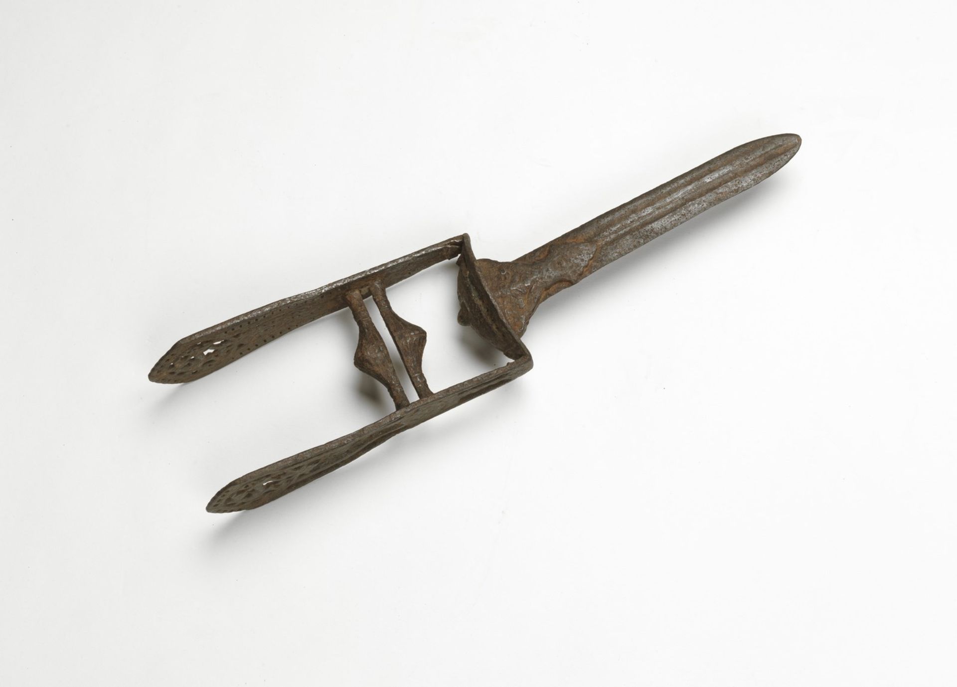 Arte Islamica Push dagger (katar) with openwork vegetal decoration on the handle India, 17th centur - Bild 2 aus 3