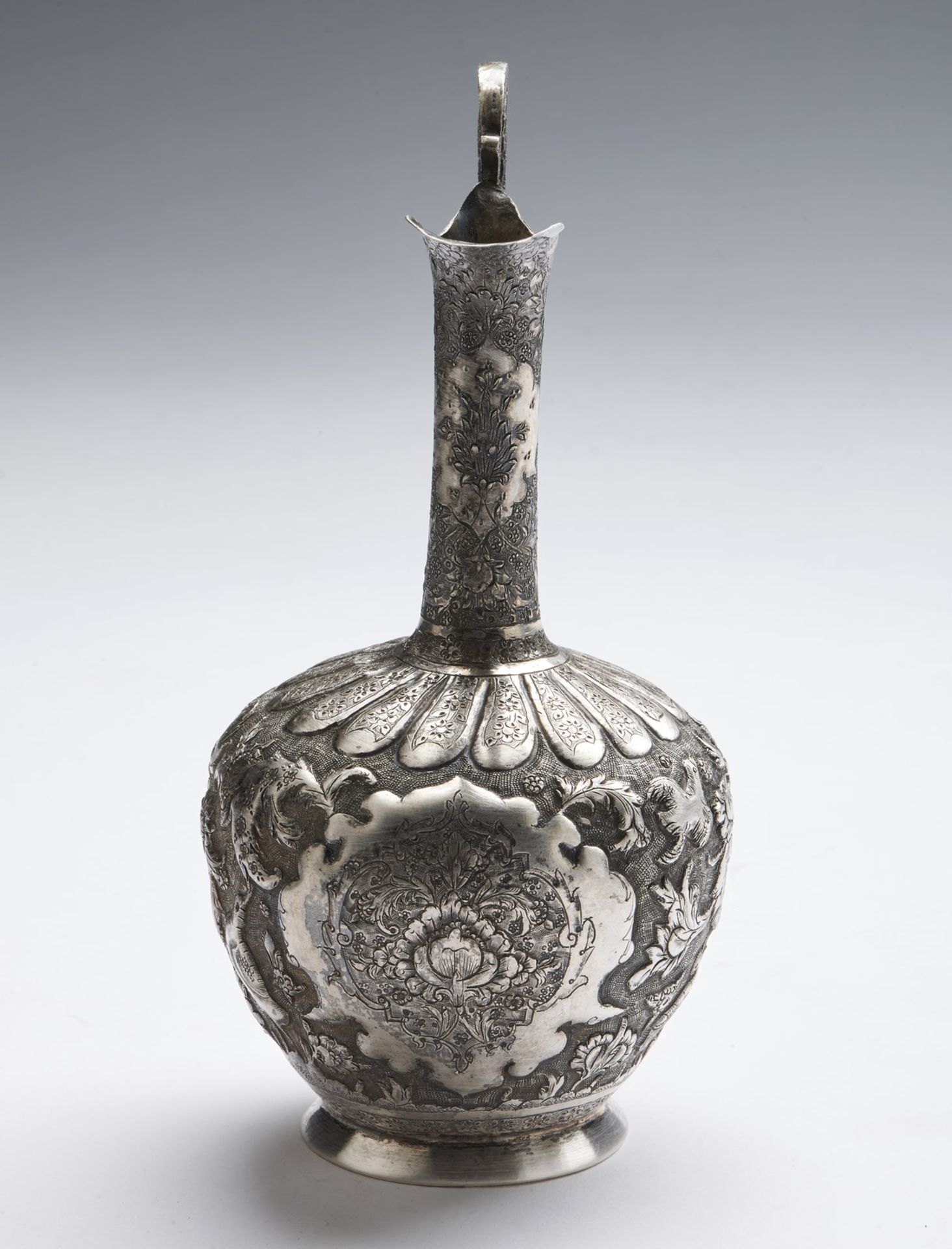 Arte Islamica A small silver jug decorated with birds and flowers Persia, 19th century . - Bild 3 aus 5