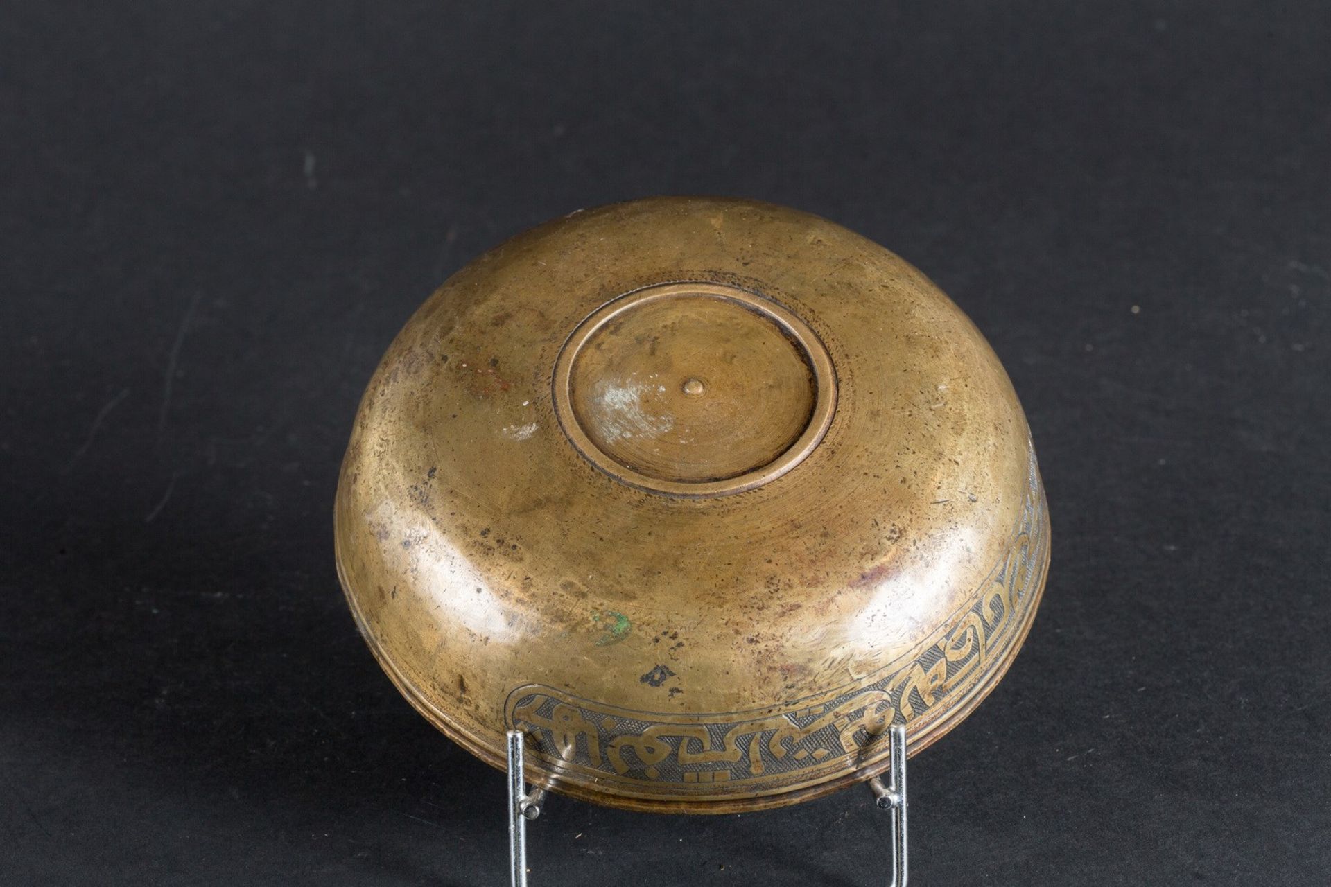 Arte Islamica An islamic brass bowl with epigraphy 17th century . - Bild 4 aus 4