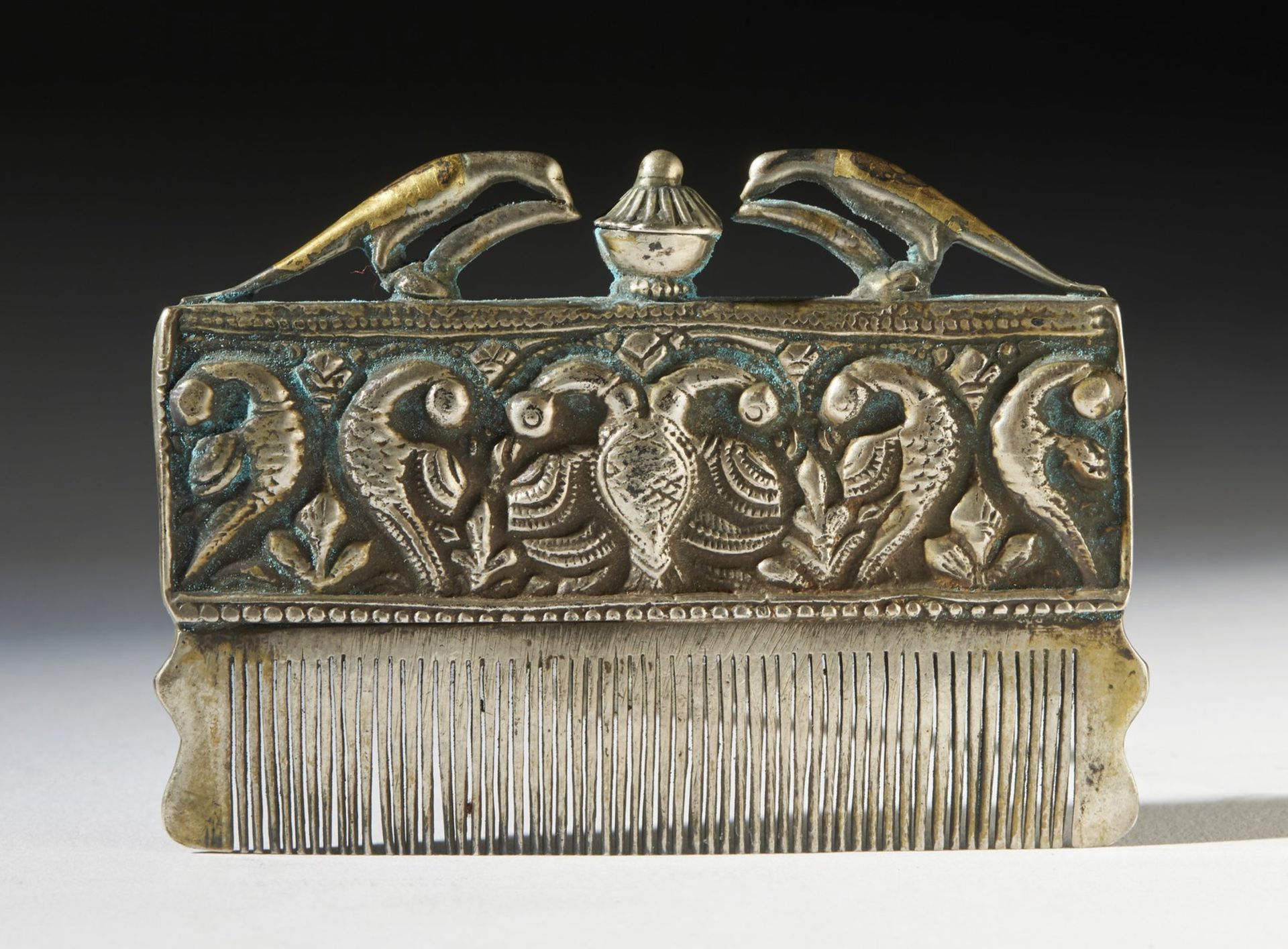 Arte Indiana A silver comb decorated with birds in relief India, 19th century .