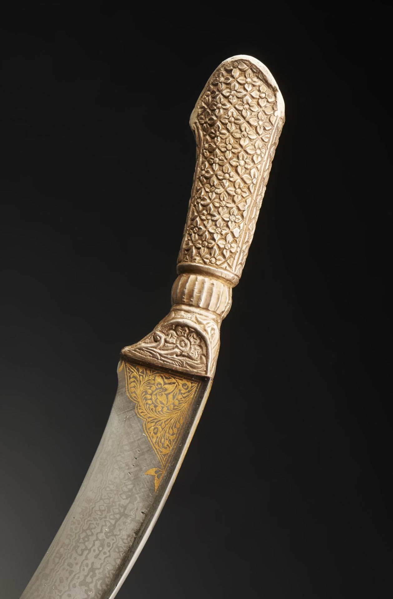 Arte Indiana A dagger with silver hilt engraved with stylized vegetal motifsIndia, 19th century . - Bild 2 aus 4