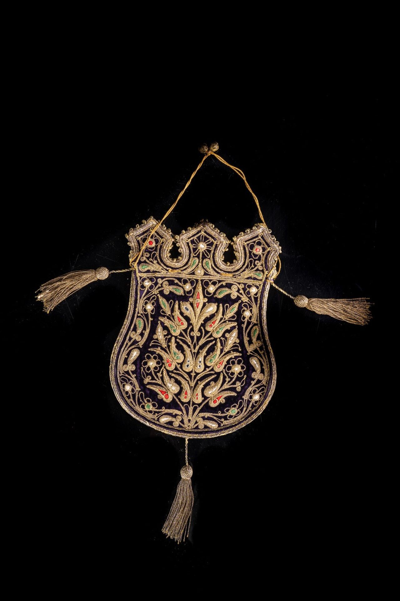 Arte Islamica An Ottoman velvet purse embroidered with flowersOttoman Empire, possibly Greece, 18th - Image 3 of 4