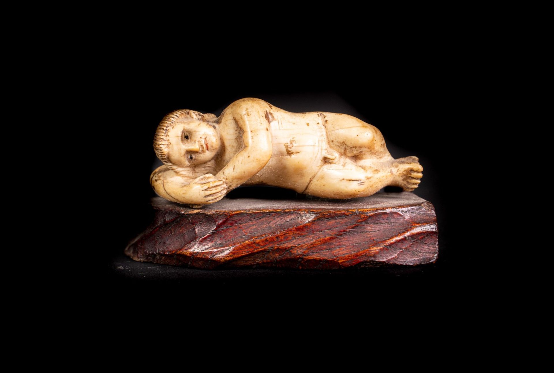 Arte Indiana An ivory carved figure of baby Jesus Christ India, Goa, 18th century .