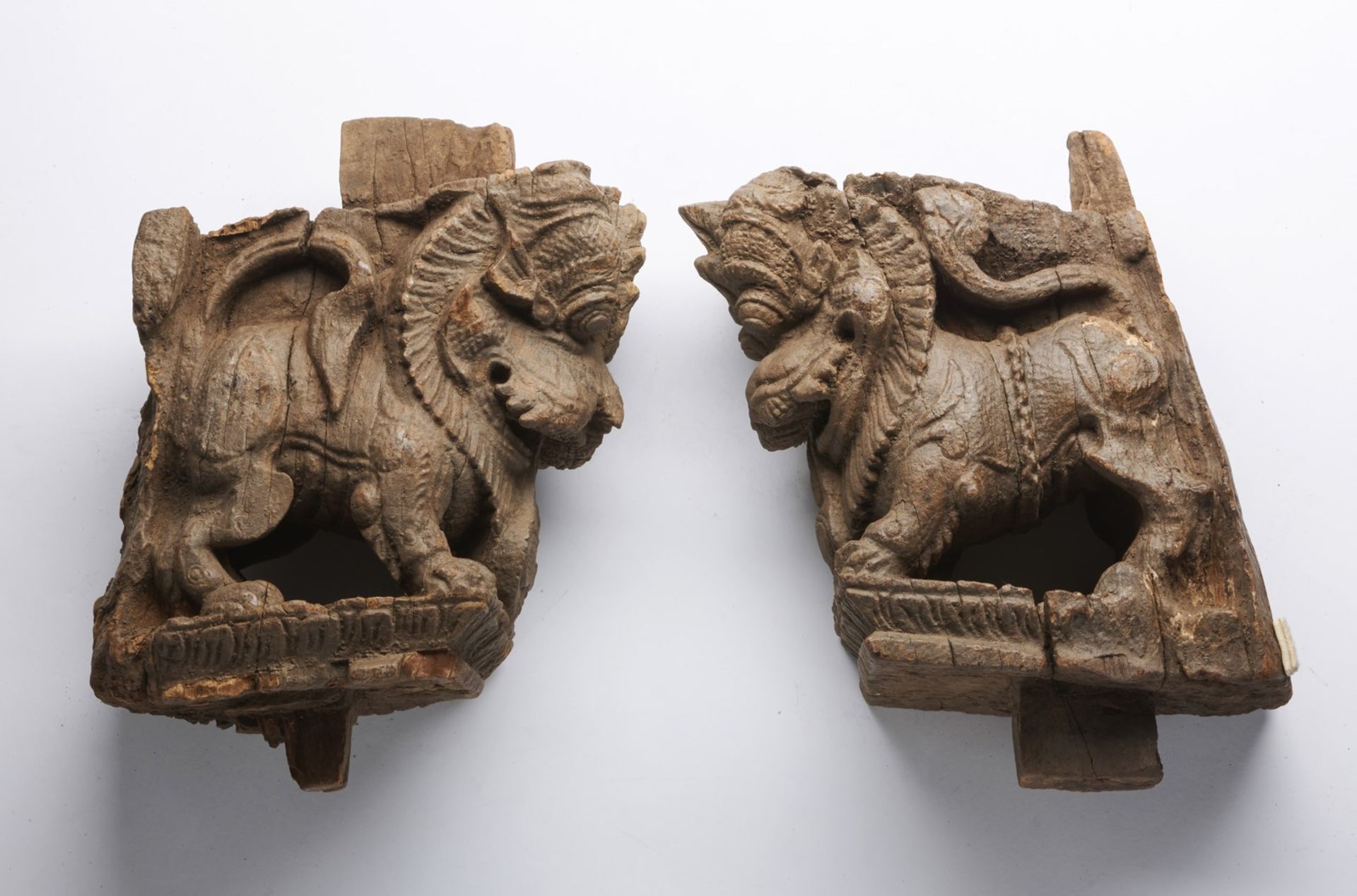 Arte Indiana A pair of carved wooden lion figuresSouthern India, possibly Karnataka, 18th century .