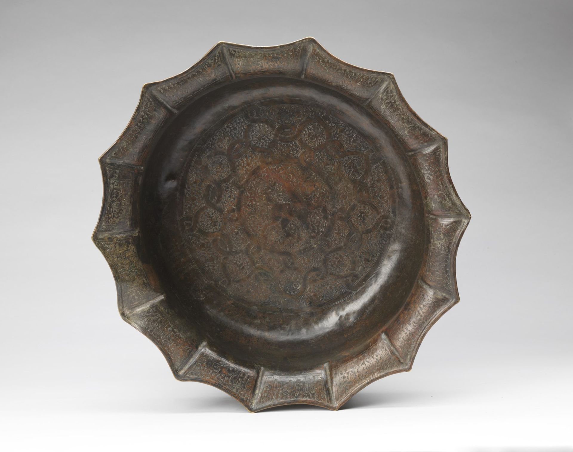 Arte Islamica A fine large bronze stellar basin engraved with sphinx over latticed background Khora - Bild 3 aus 4