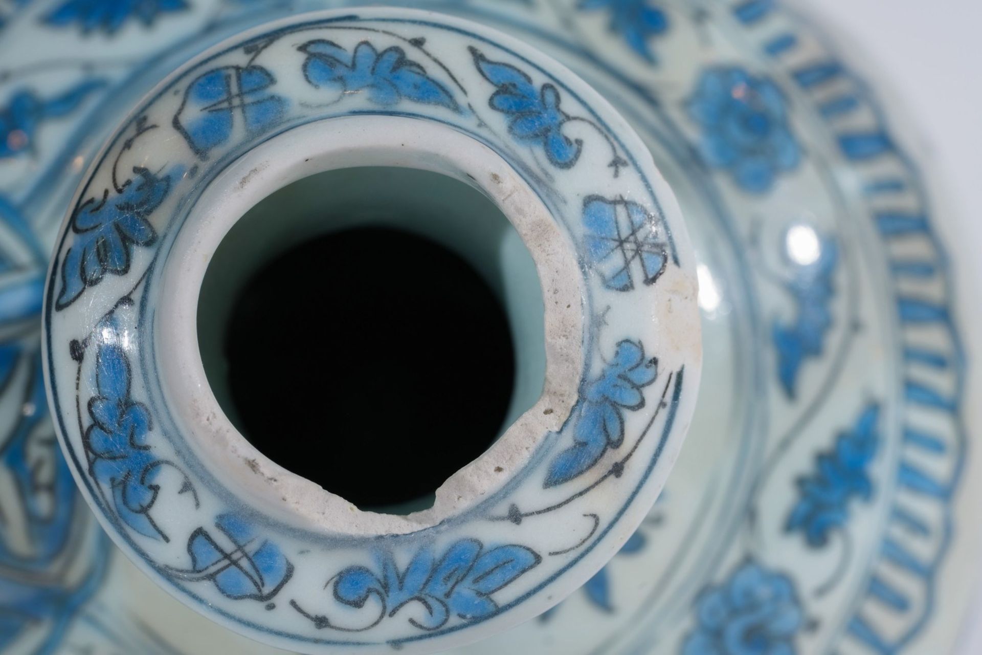 Arte Islamica A blue and white pottery kendi bearing a square mark at the base Iran, Safavid dynast - Image 5 of 6