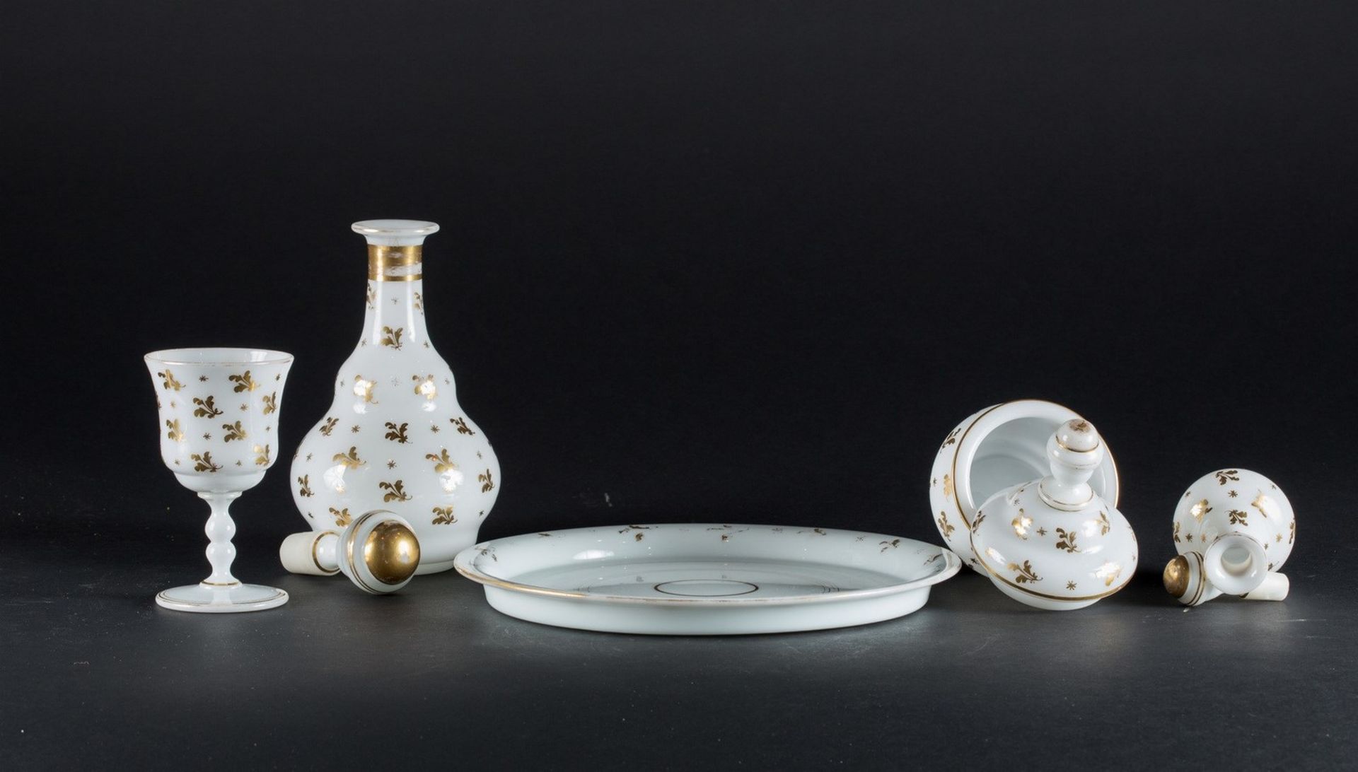 Arte Islamica A Beykoz white opaline glass night set with gilded floral decoration Turkey, 19th cen - Bild 4 aus 4