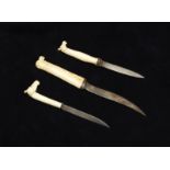 Arte Indiana A group of three fruit knives with Mughal style ivory zoomorphic handle Anglo-India, e