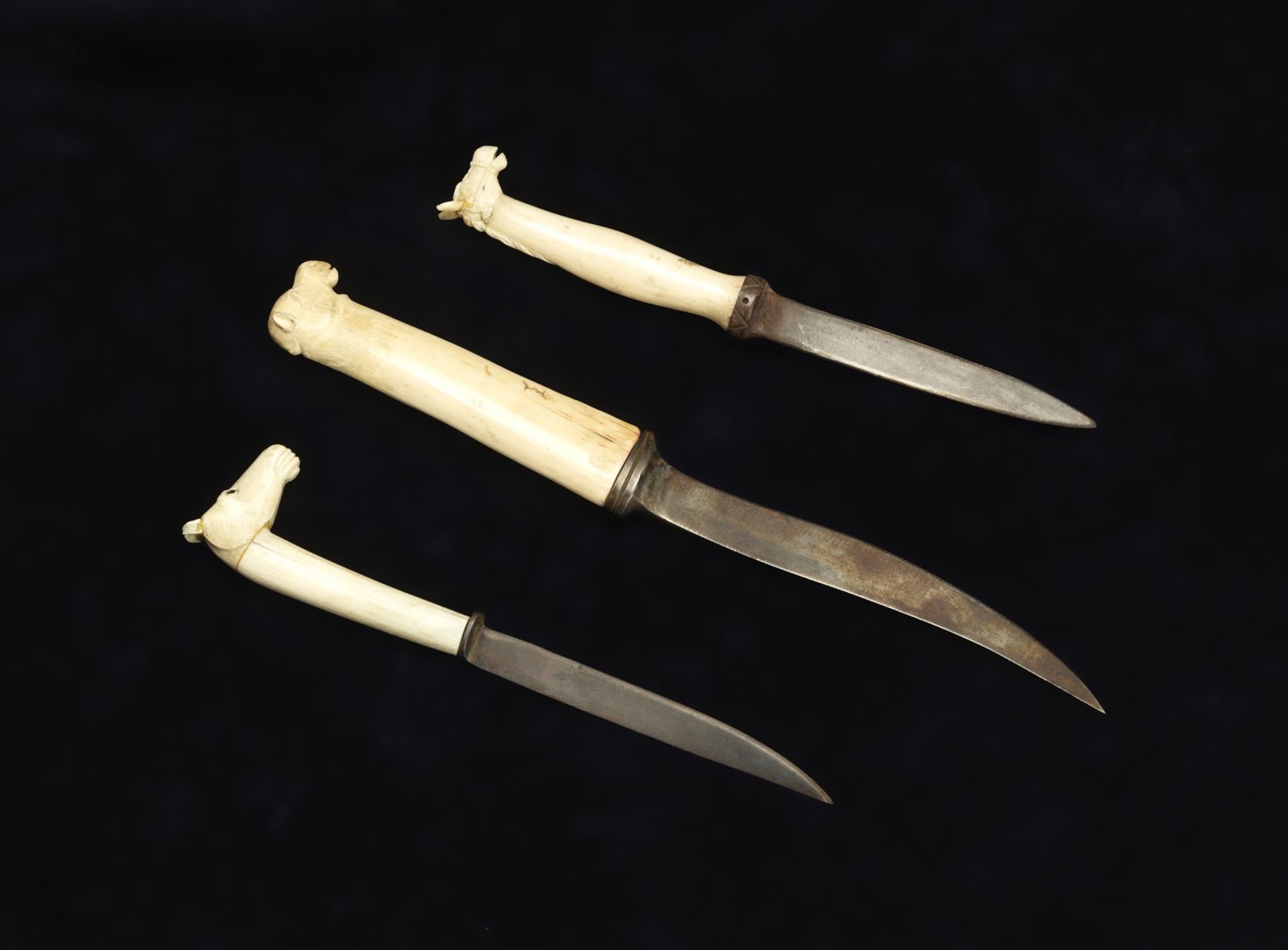 Arte Indiana A group of three fruit knives with Mughal style ivory zoomorphic handle Anglo-India, e