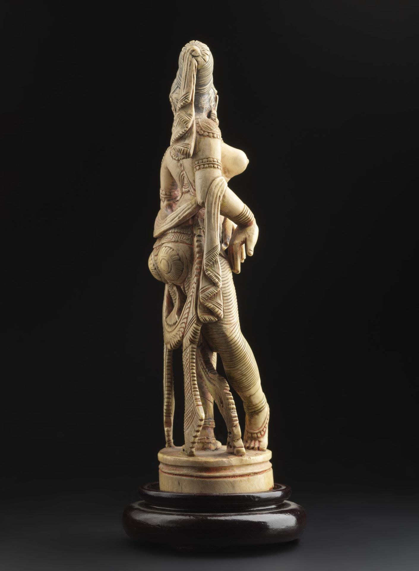 Arte Indiana An ivory figure of a lady India, possibly Deccan, early 20th century . - Image 4 of 4