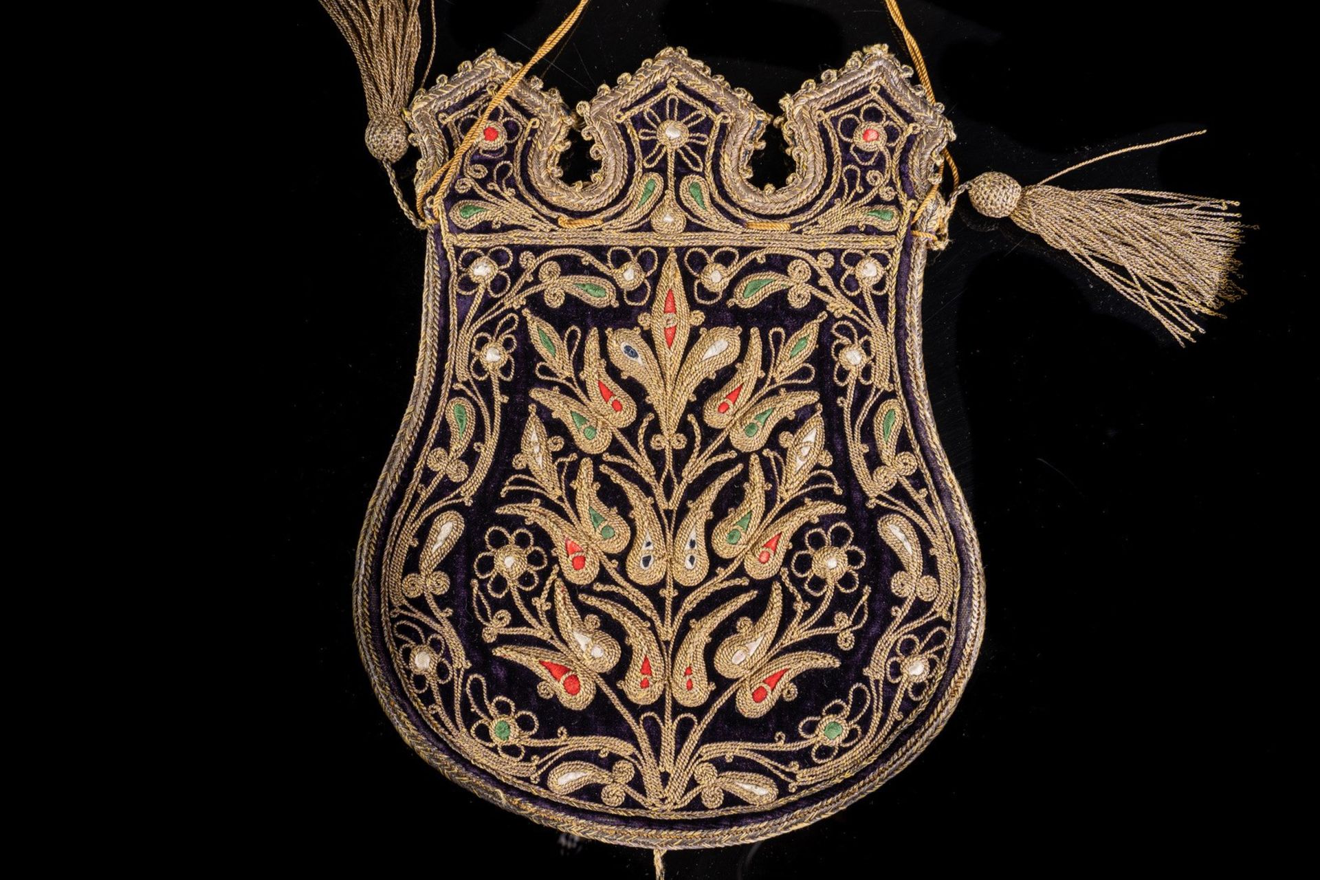 Arte Islamica An Ottoman velvet purse embroidered with flowersOttoman Empire, possibly Greece, 18th - Image 4 of 4