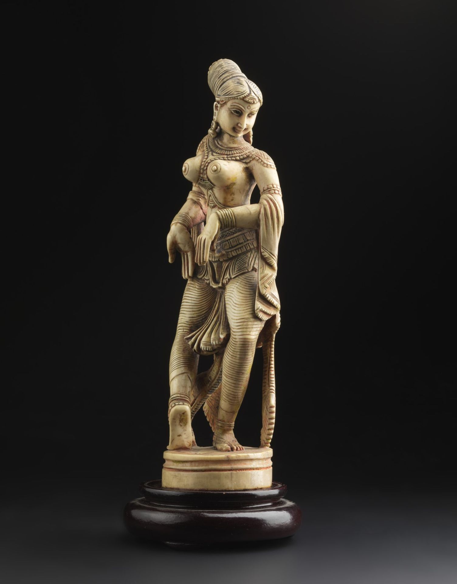 Arte Indiana An ivory figure of a lady India, possibly Deccan, early 20th century . - Image 2 of 4