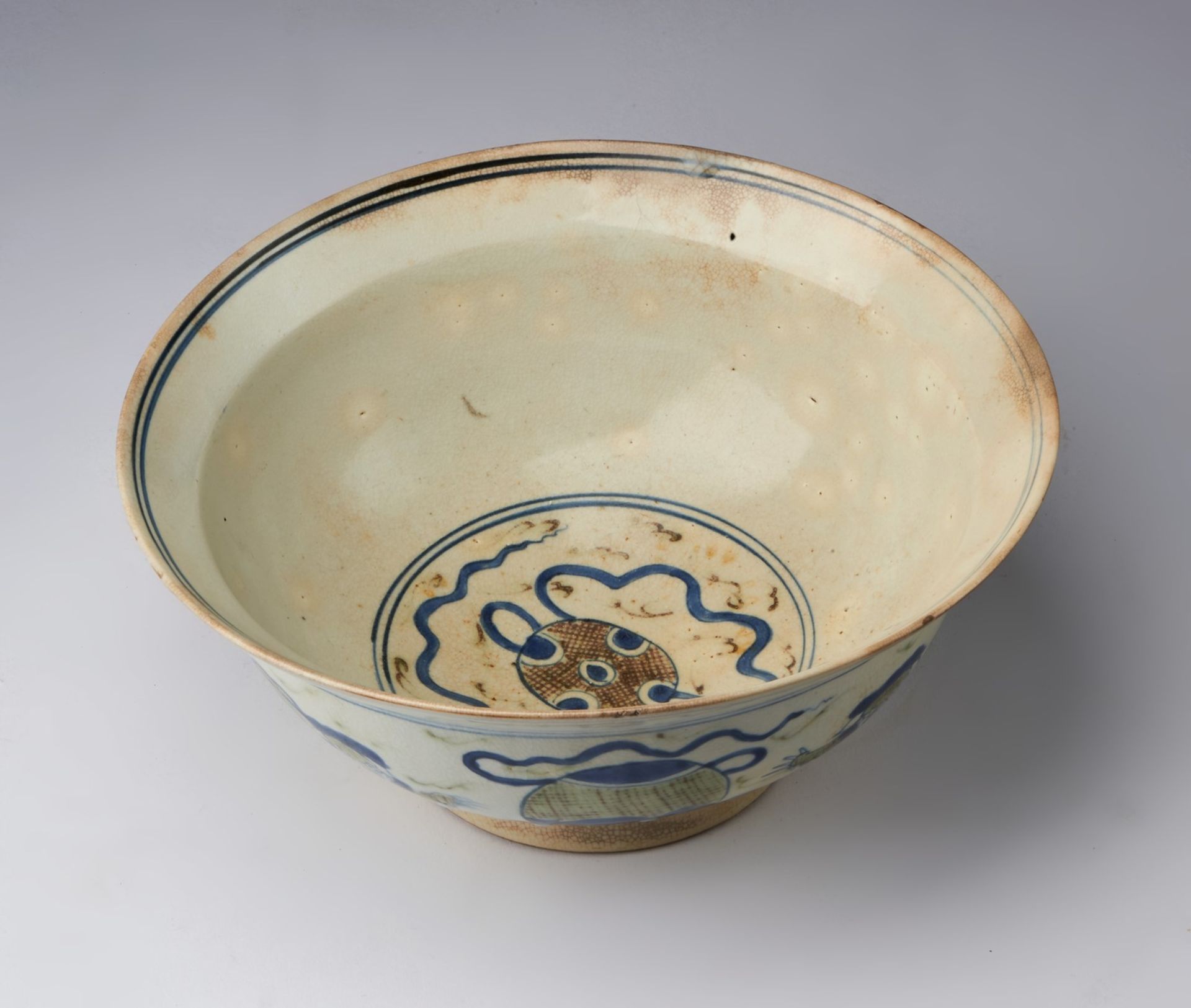 Arte Islamica A Ming Chinese style pottery bowl Possibly Safavid Iran, 17th century . - Bild 3 aus 4