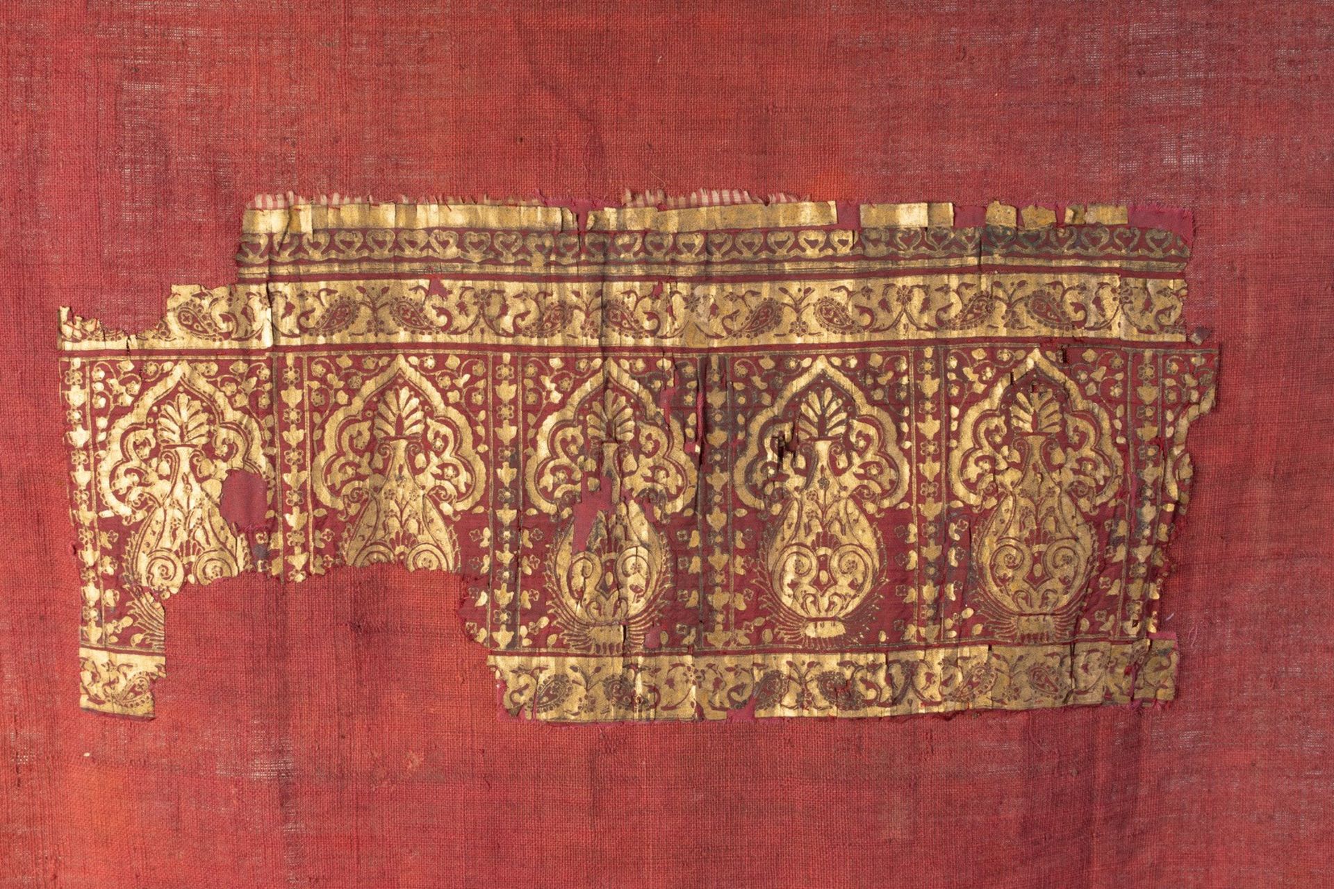 Arte Islamica An early Mughal textile fragment decorated with gold leafIndia, 16th-17th century .
