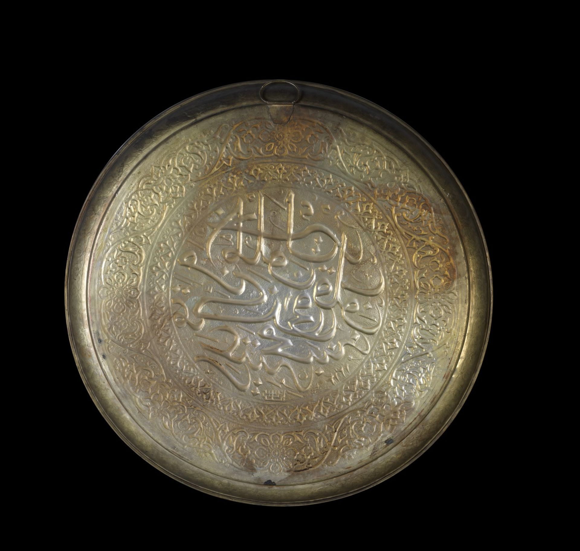 Arte Islamica A signed large copper embossed charger Near East, possibly Egypt, dated 1314 AH (1896 - Bild 2 aus 2