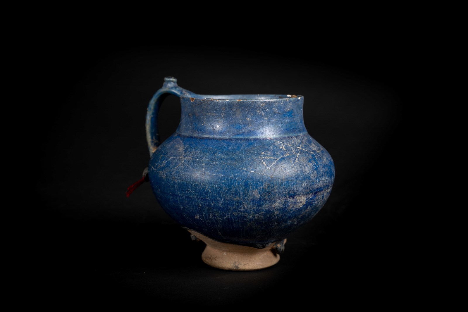 Arte Islamica A blue glazed pottery jug Iran, 13th century . - Image 3 of 3