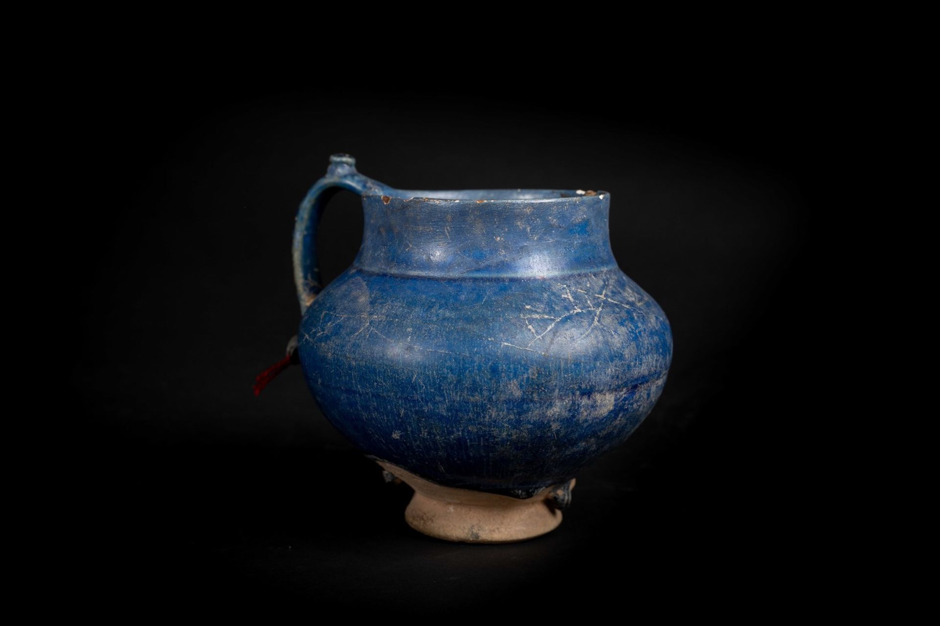 Arte Islamica A blue glazed pottery jug Iran, 13th century . - Bild 3 aus 3