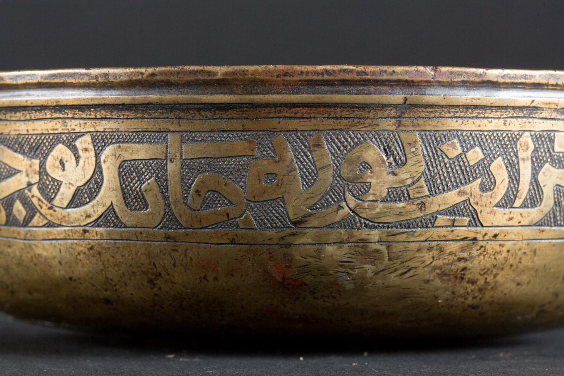 Arte Islamica An islamic brass bowl with epigraphy 17th century . - Bild 2 aus 4