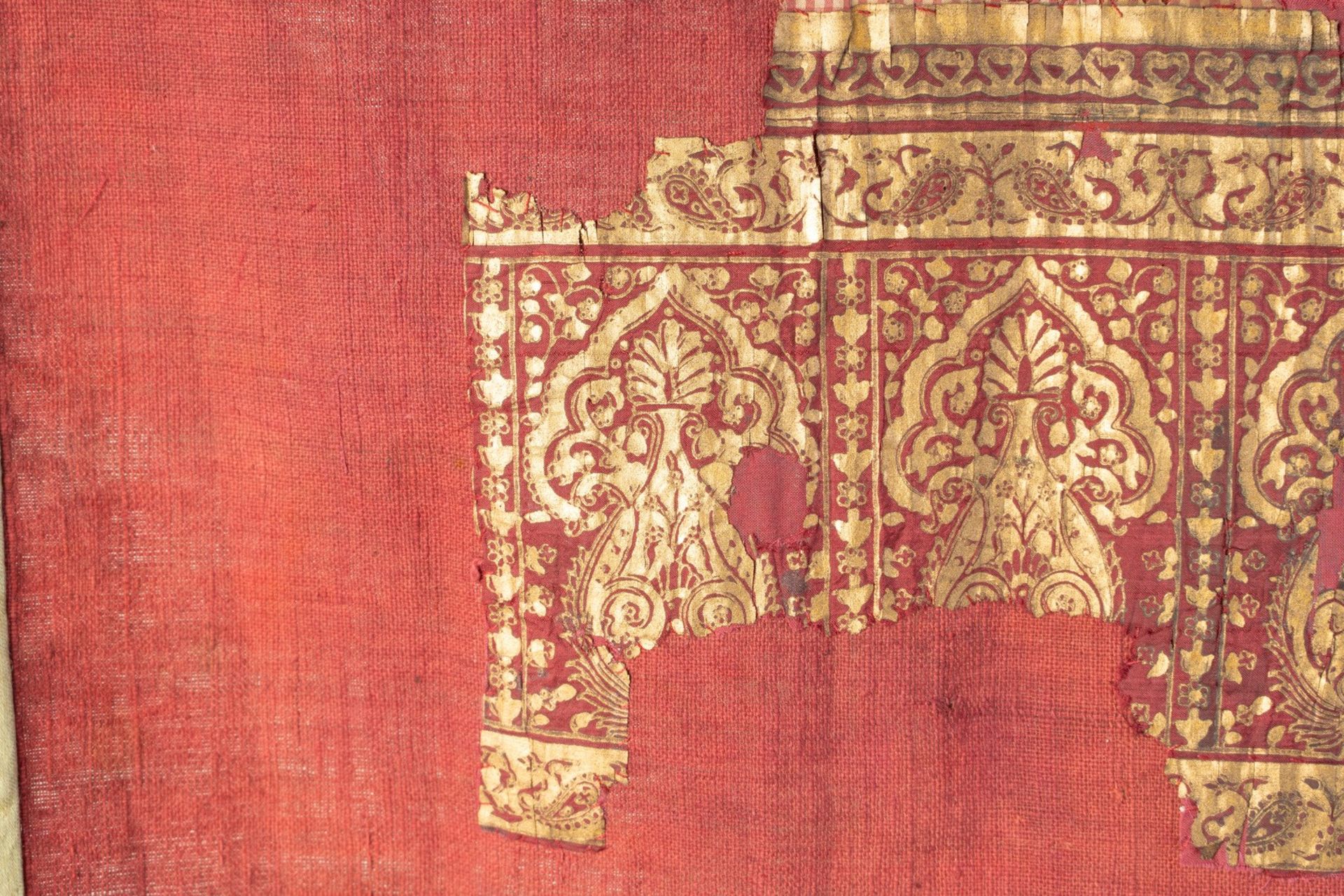 Arte Islamica An early Mughal textile fragment decorated with gold leafIndia, 16th-17th century . - Bild 2 aus 3